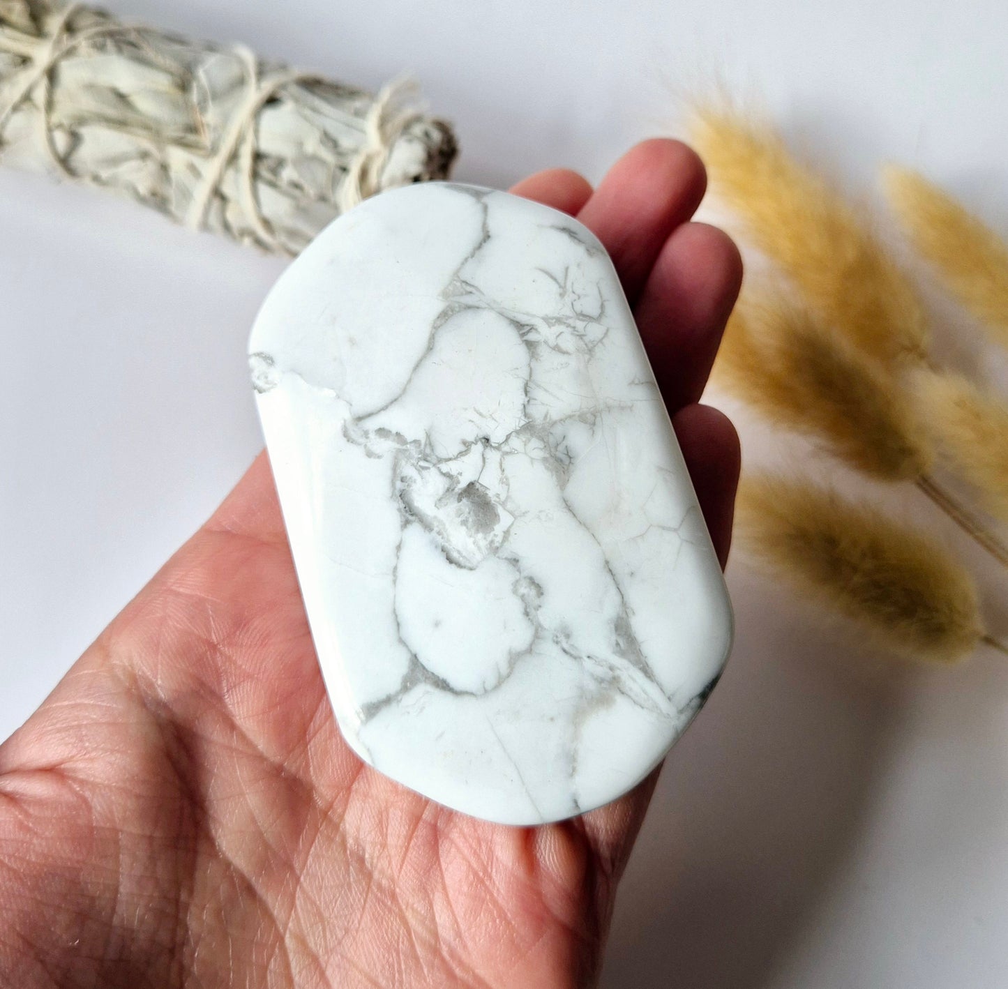 Howlite Palmstone - Hand stone for relaxation and tranquility - Worry Stone