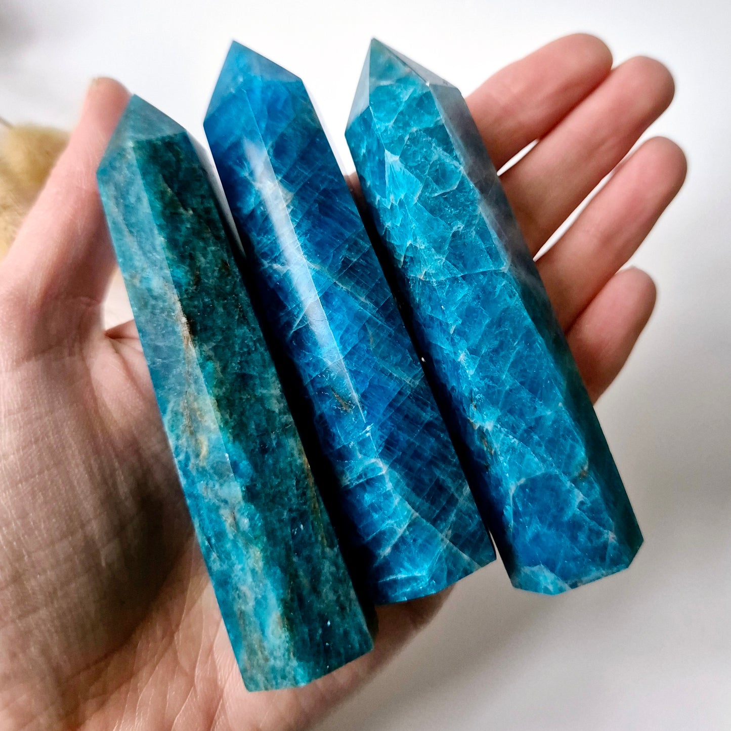 Prachtige Blue Apatite Edelsteen Toren – 8-10 cm (1,5-2 cm dik) Obelisk punt
