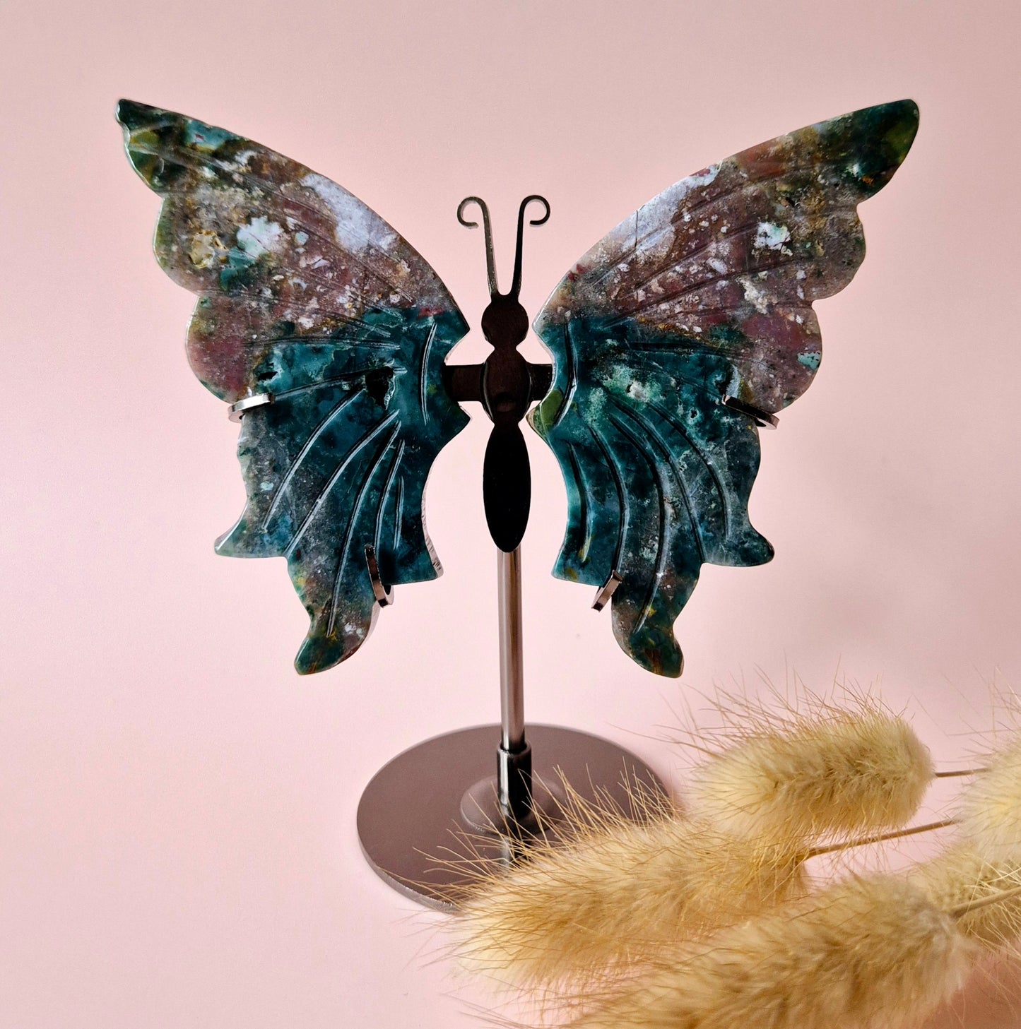 Ozeanjaspis Schmetterling Edelstein Kristall Schnitzerei mit Metallständer Schmetterling