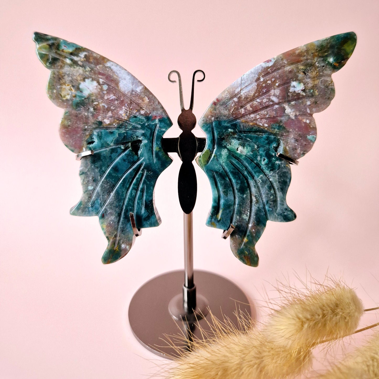 Ozeanjaspis Schmetterling Edelstein Kristall Schnitzerei mit Metallständer Schmetterling