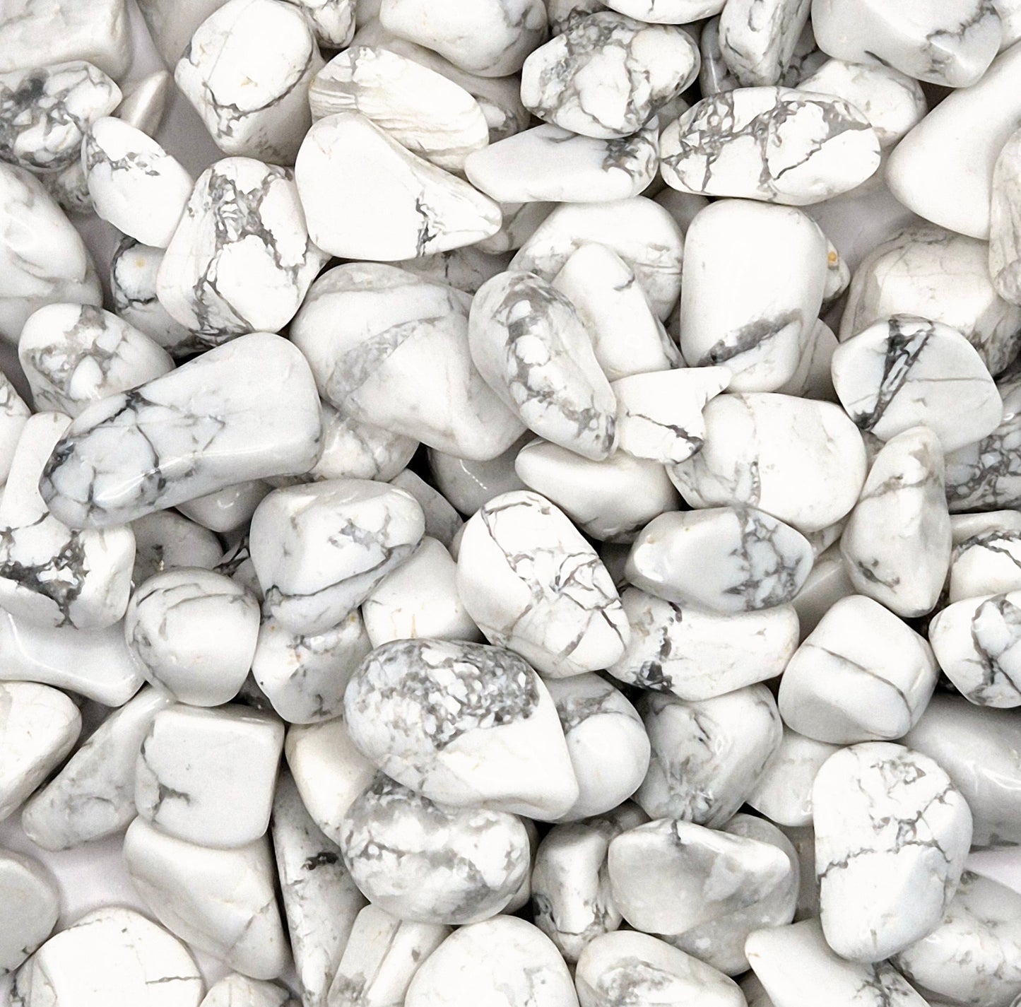 Edelstein Beruhigende Howlith-Splitter Trommelsteine 1–3 cm (100 Gramm)