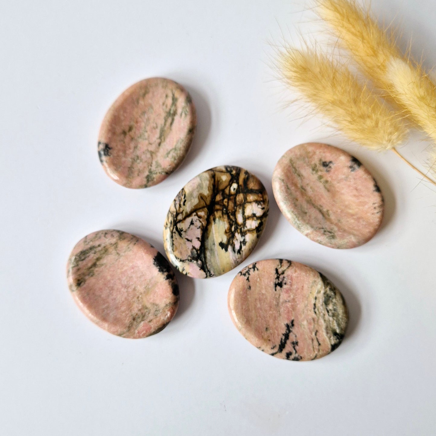 Edelsteen Rhodoniet Duimsteen / zorgensteen zaksteen Worry Stone
