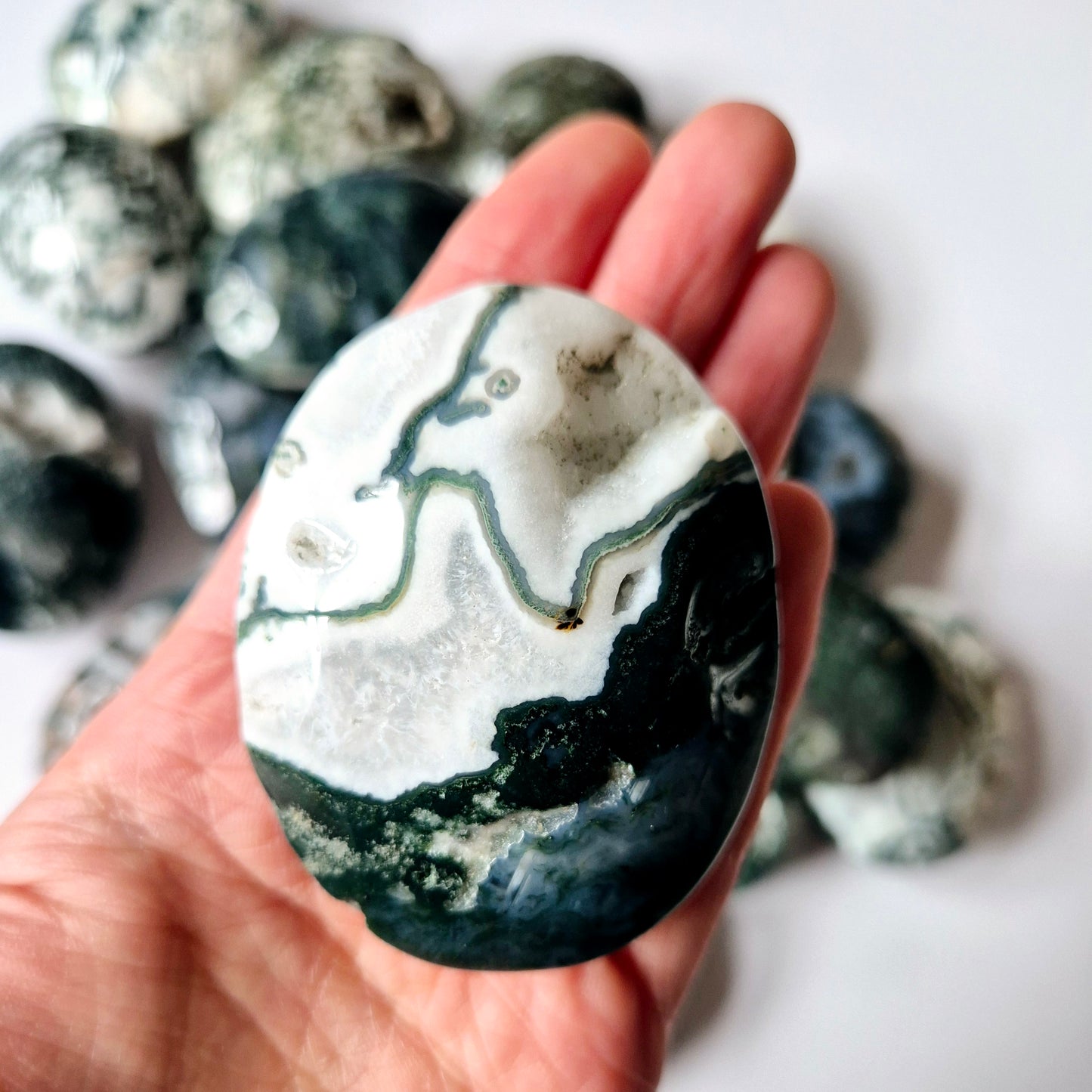 Edelsteen Mosagaat Palmsteen (6-8 cm) – Aarding & Natuurlijke Groei Handsteen worrystone zorgensteen