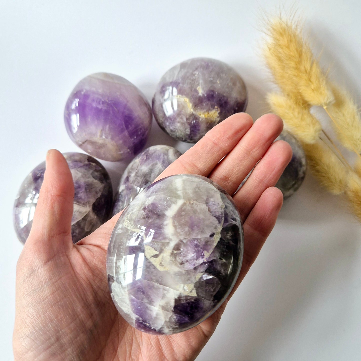 Edelsteen Dream Amethist Palmsteen (6-8 cm) – Spirituele Rust & Bescherming Handsteen worrystone zorgensteen
