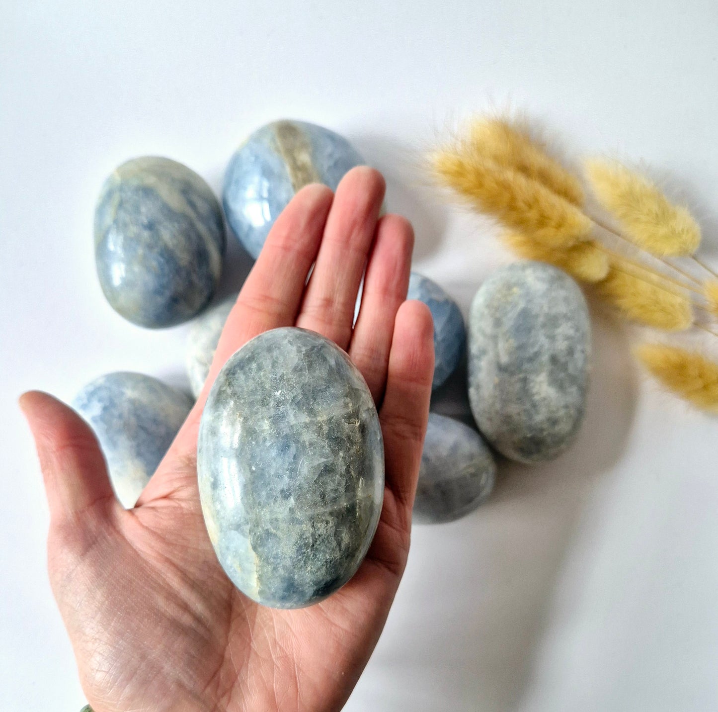 Gemstone Celestite Palmstone (6-8 cm) – Angelic Peace & Spiritual Connection Handstone worrystone worrystone