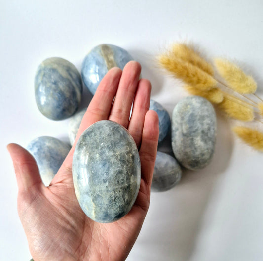 Gemstone Celestite Palmstone (6-8 cm) – Angelic Peace & Spiritual Connection Handstone worrystone worrystone