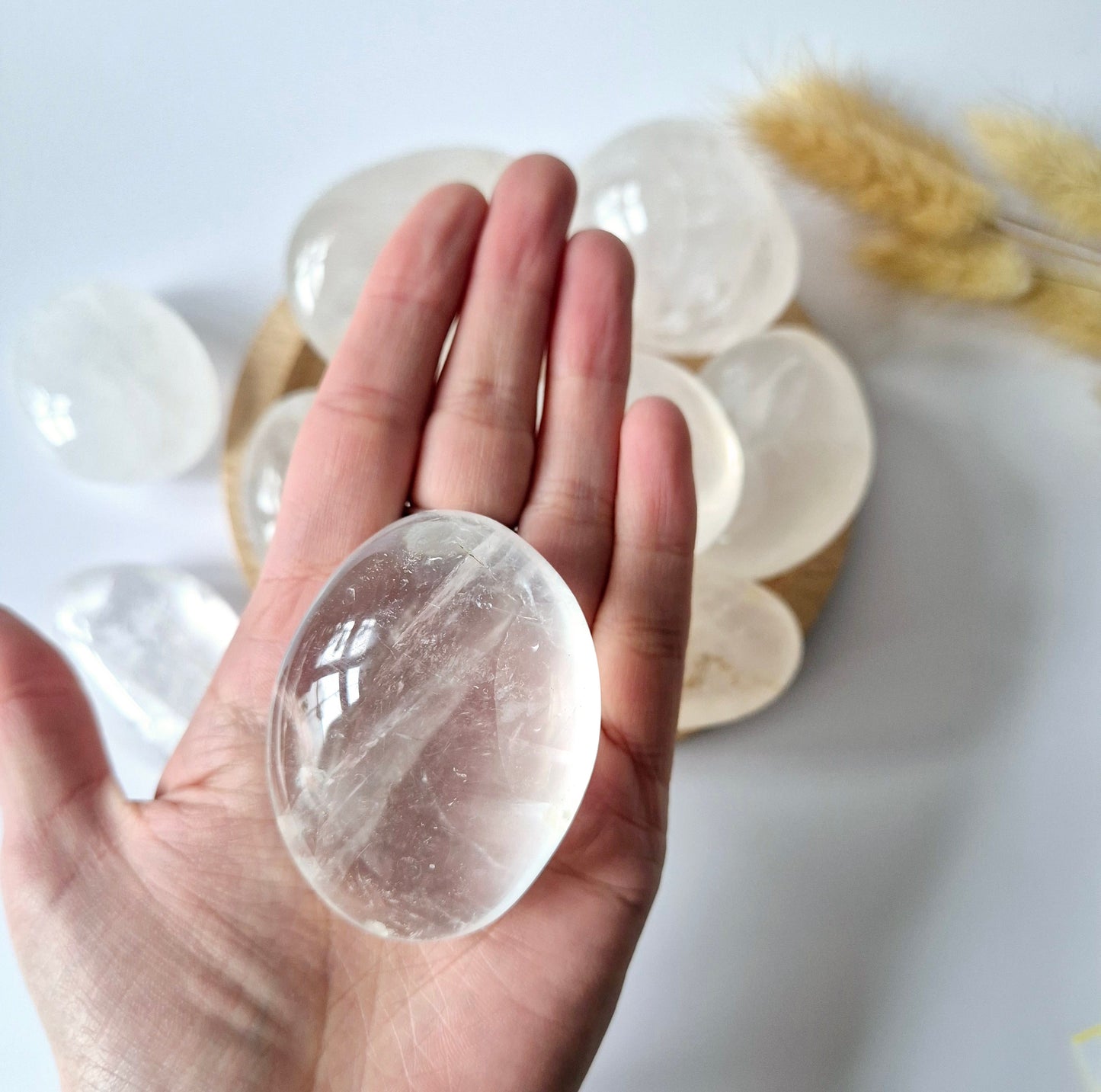 Edelsteen Bergkristal Palmsteen (6-8 cm) – Zuiverheid & Energieversterking Handsteen worrystone zorgensteen (kopie)
