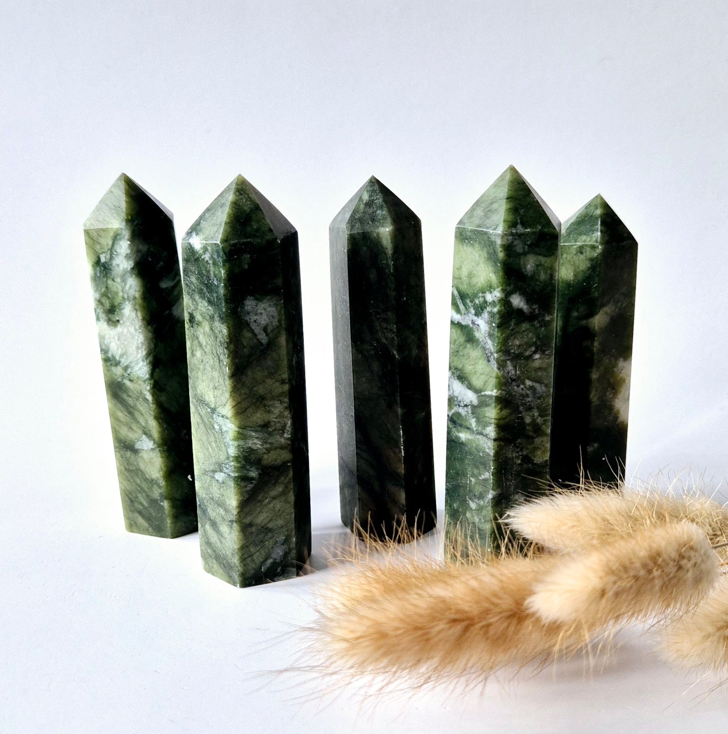 Grüner Jade-Obeliskenturm (10 cm | 2 cm dick) – Glück, Harmonie & Schutz