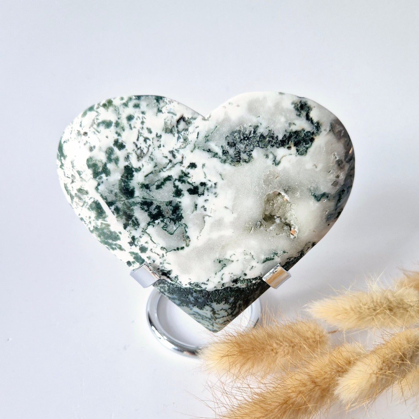 Edelstein Großes Druzy-Moosachat-Herz auf Metallständer – Nr. 50, 267 Gramm
