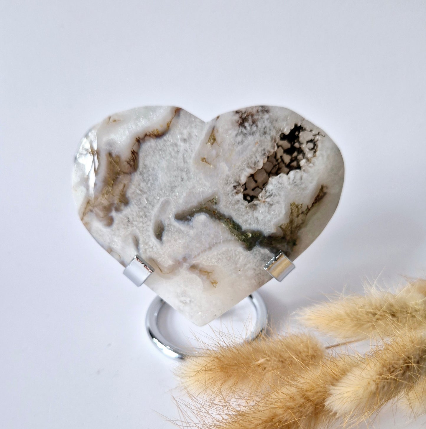 Edelstein Großes Druzy-Moosachat-Herz auf Metallständer – Nr. 55, 205 Gramm
