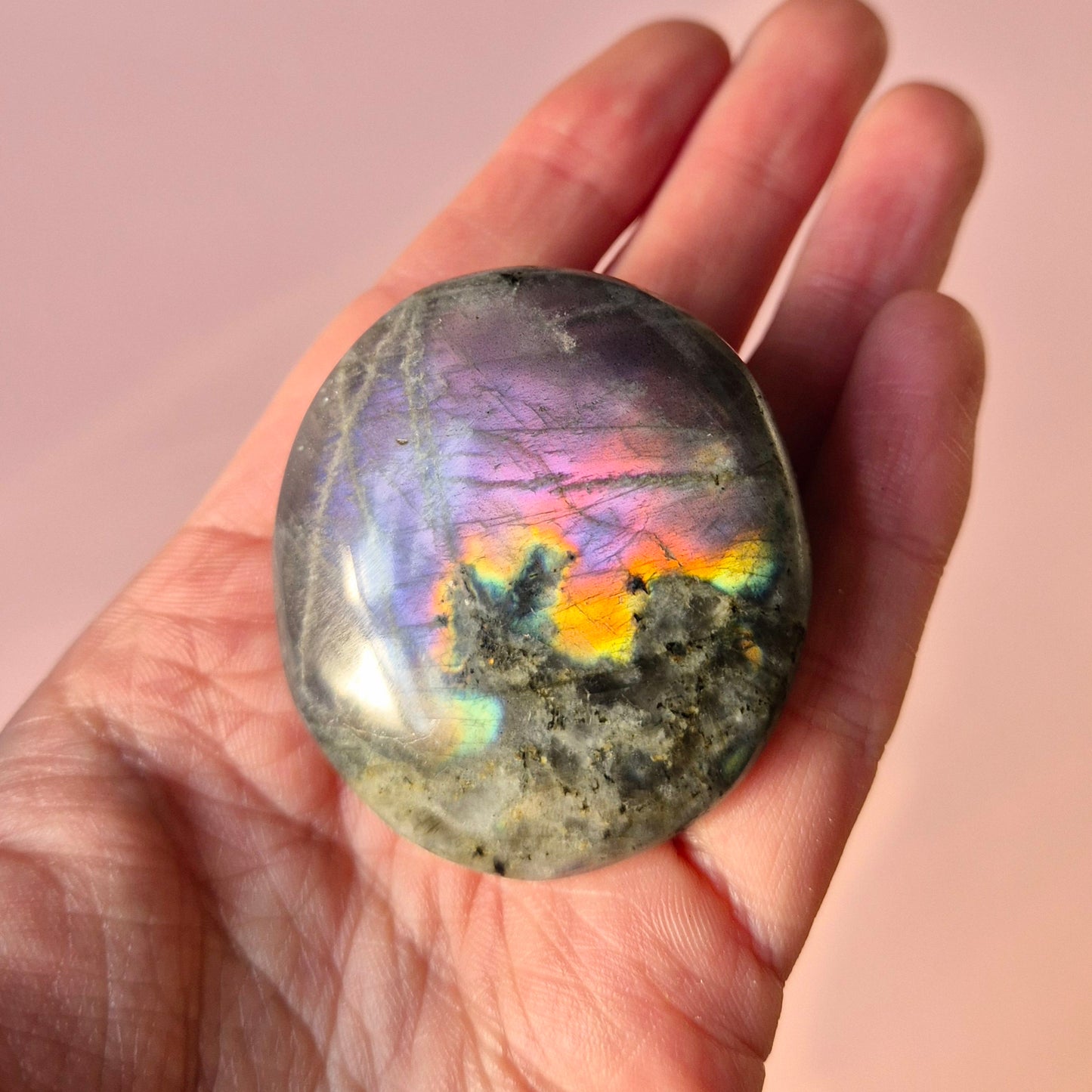 Edelsteen Super Flashy Paarse Labradoriet Palmsteen Handsteen worrystone zorgensteen
