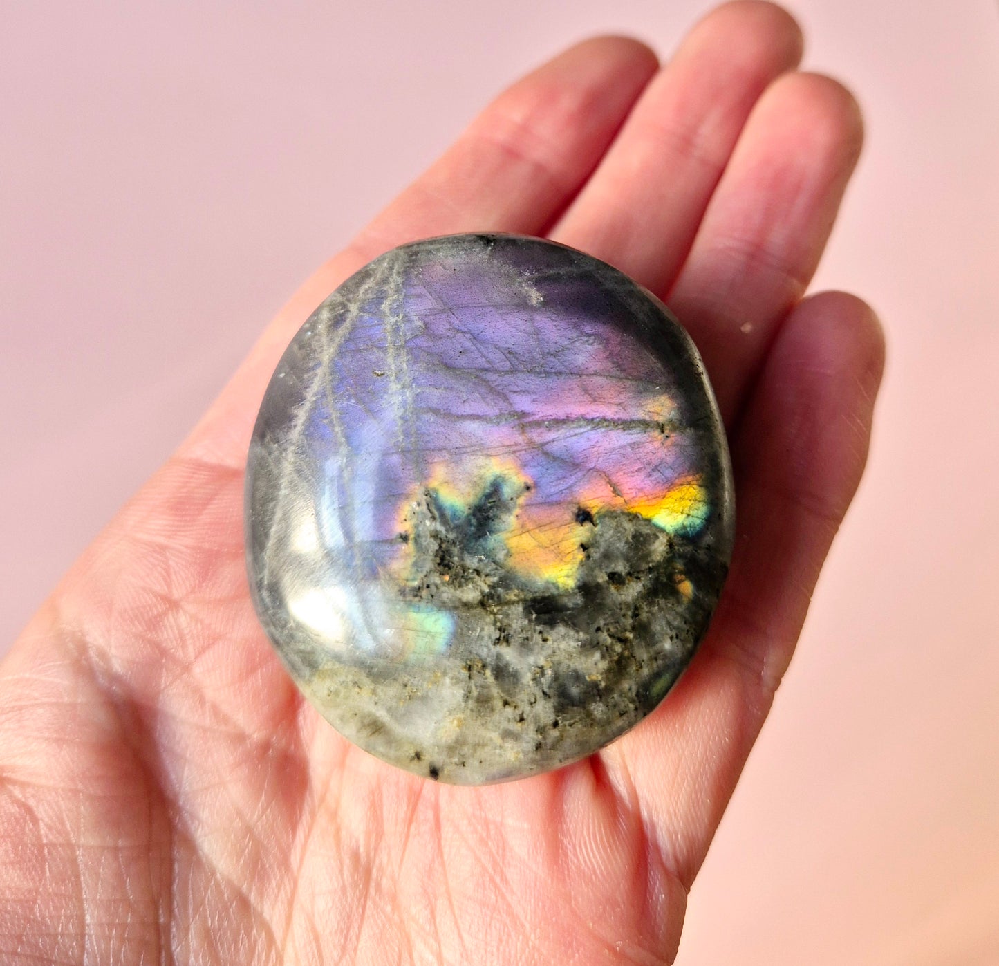 Edelsteen Super Flashy Paarse Labradoriet Palmsteen Handsteen worrystone zorgensteen