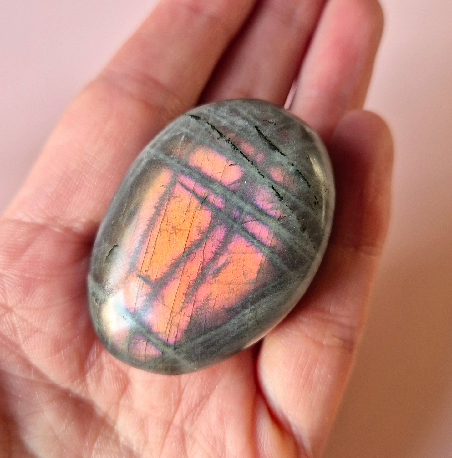Edelsteen Super Flashy Paarse Labradoriet Palmsteen Handsteen worrystone zorgensteen