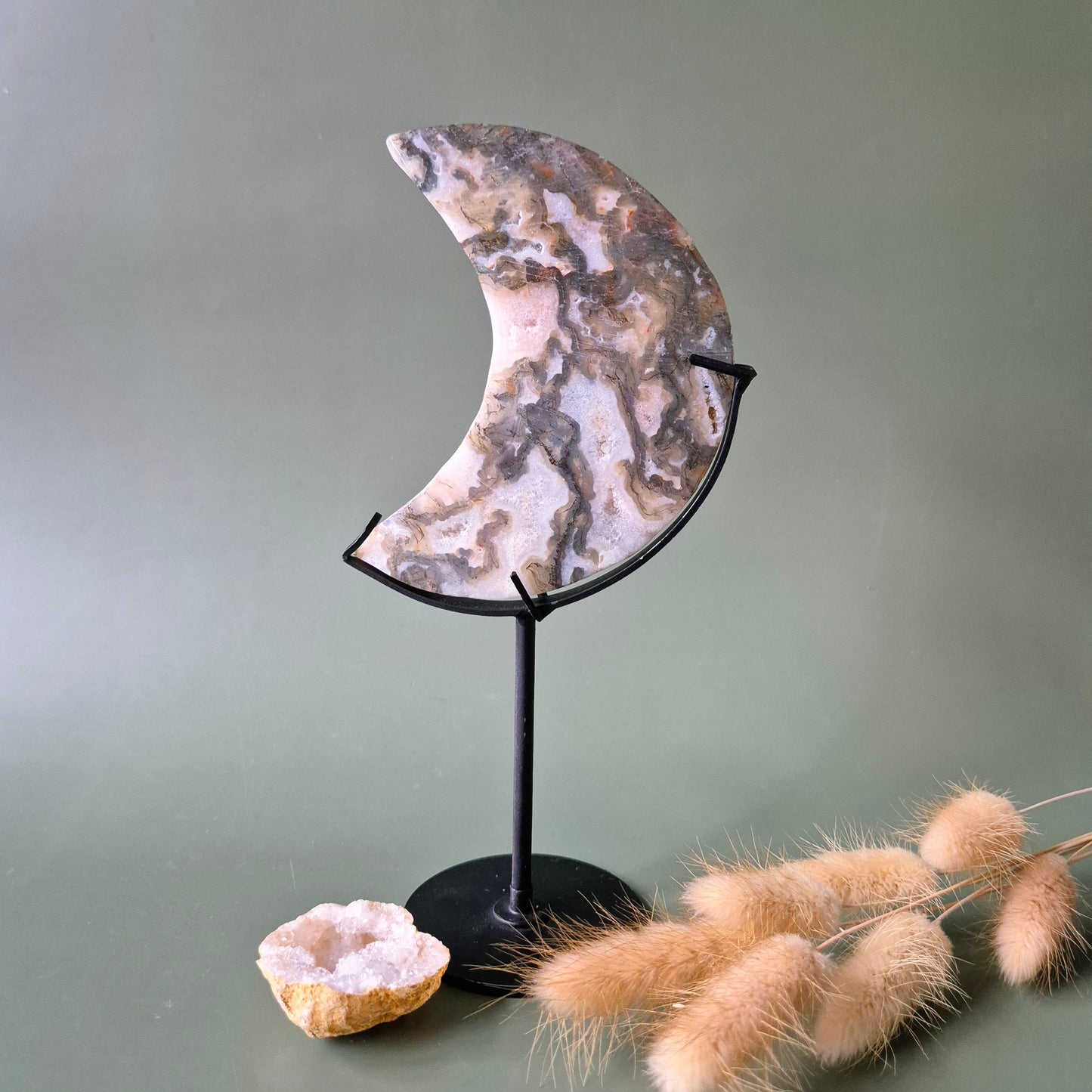 Rode Druzy Mosagaat Maan (10-12 cm) op standaard – #17