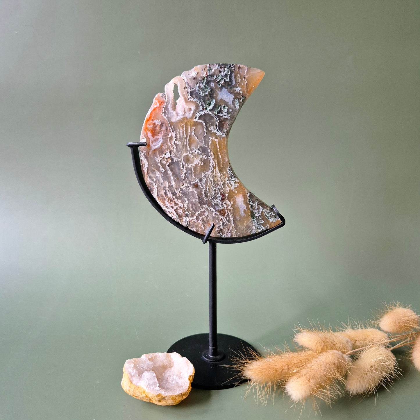 Rode Druzy Mosagaat Maan (10-12 cm) op standaard – #20