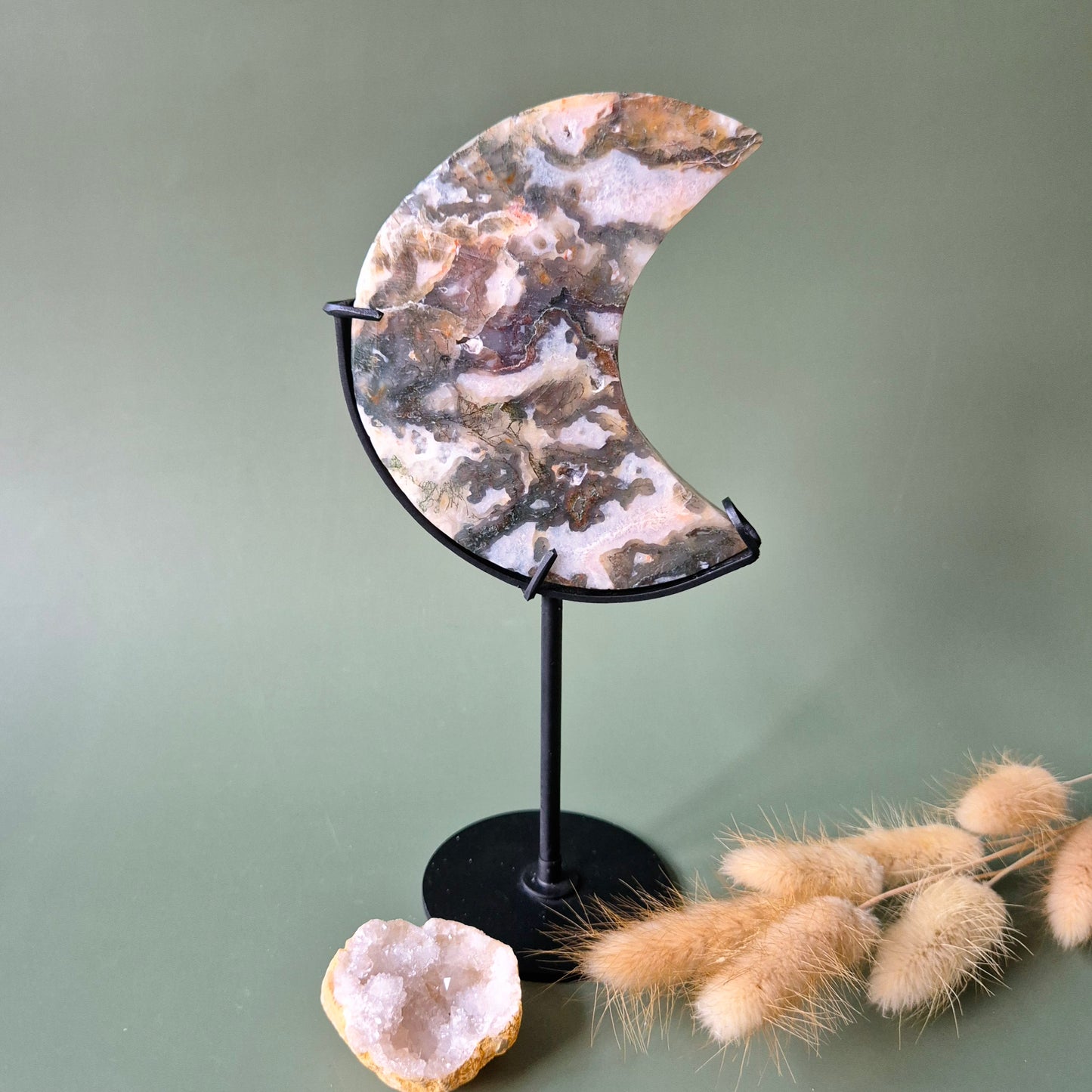 Rode Druzy Mosagaat Maan (10-12 cm) op standaard – #22