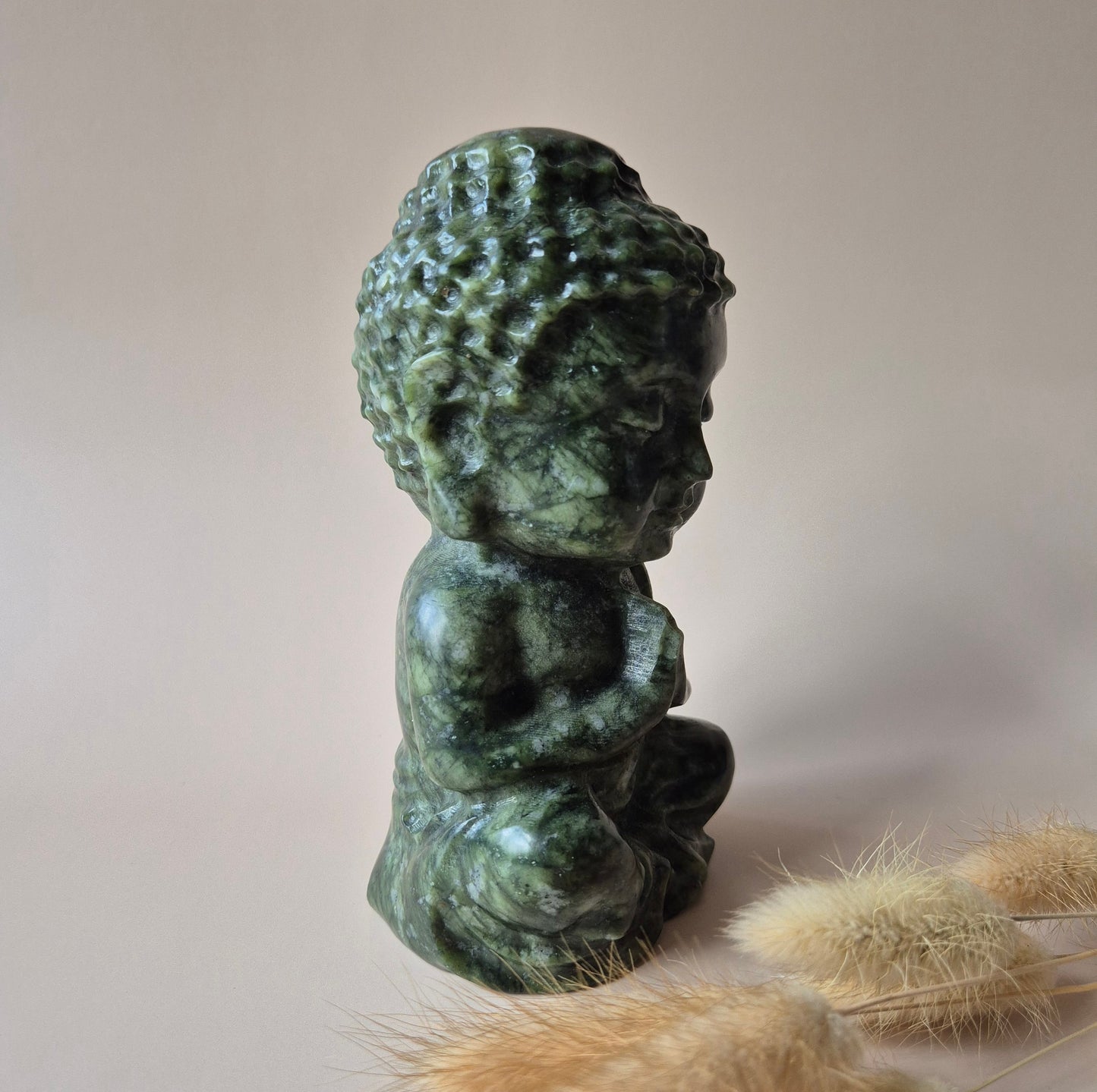 XL Nephrite Jade Buddha 15cm hoge geslepen Edelsteen Statement Piece