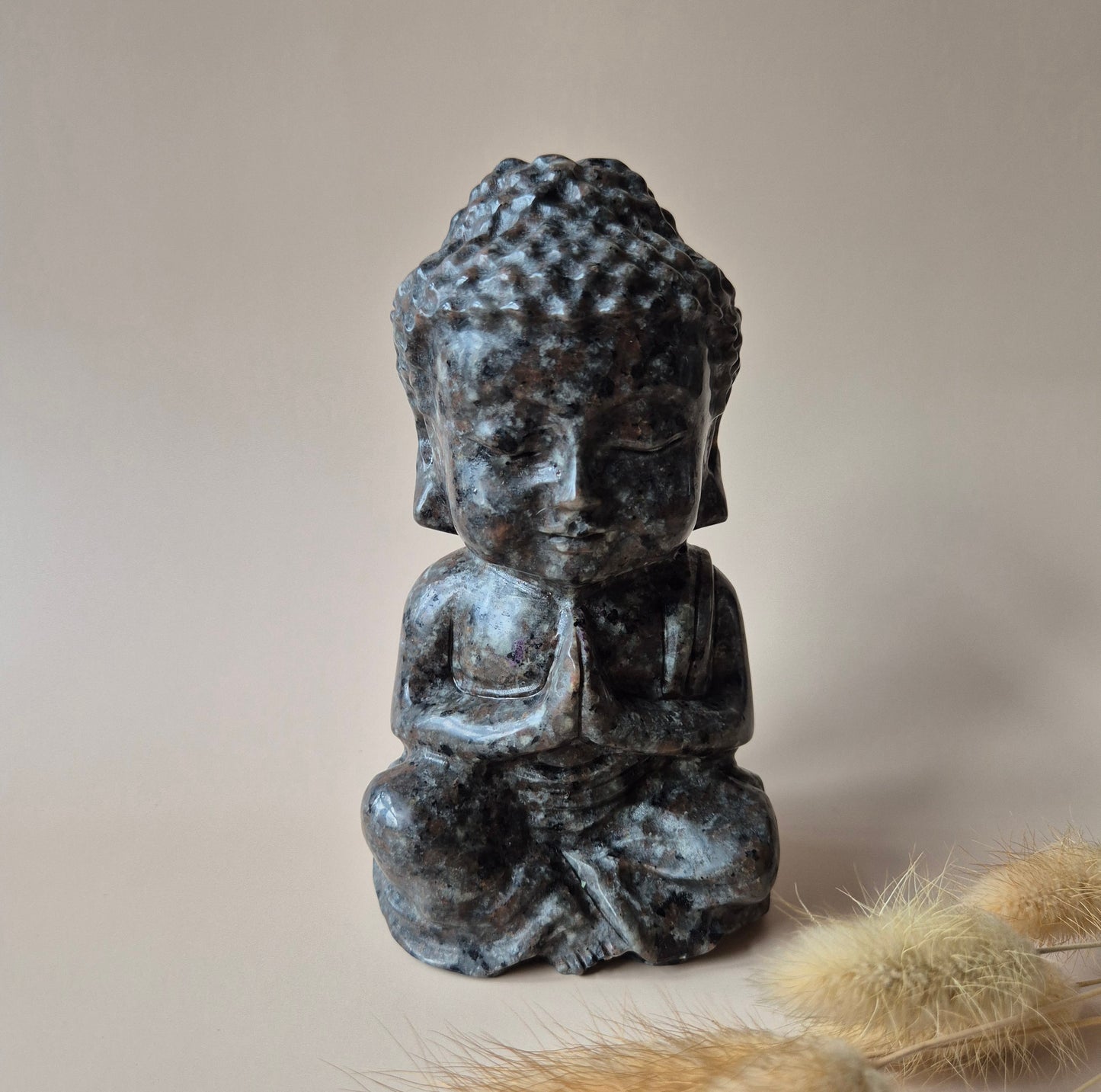 XL Yooperlite Buddha 15cm hoge geslepen Edelsteen Beeld Statement Piece