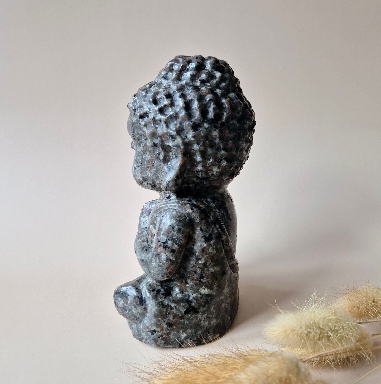 XL Yooperlite Buddha 15cm hoge geslepen Edelsteen Beeld Statement Piece