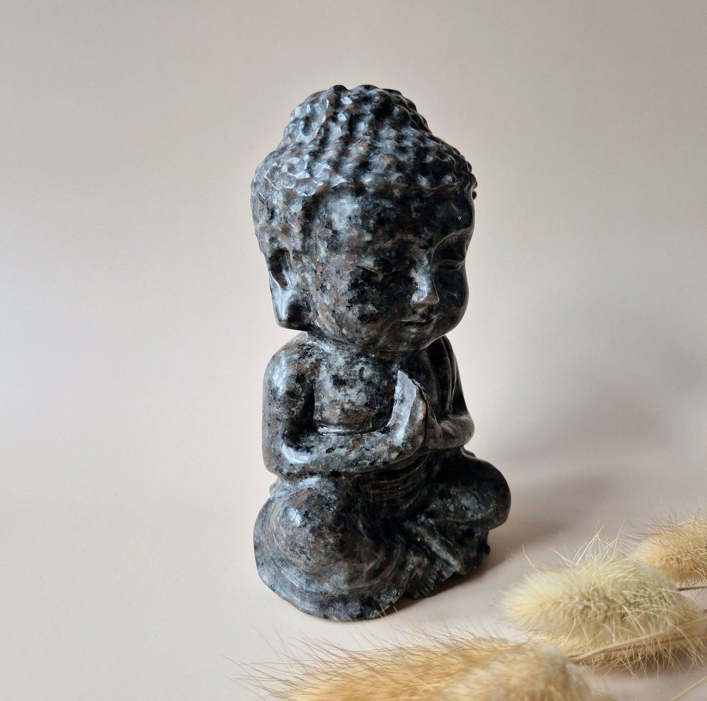 XL Yooperlite Buddha 15cm hoge geslepen Edelsteen Beeld Statement Piece