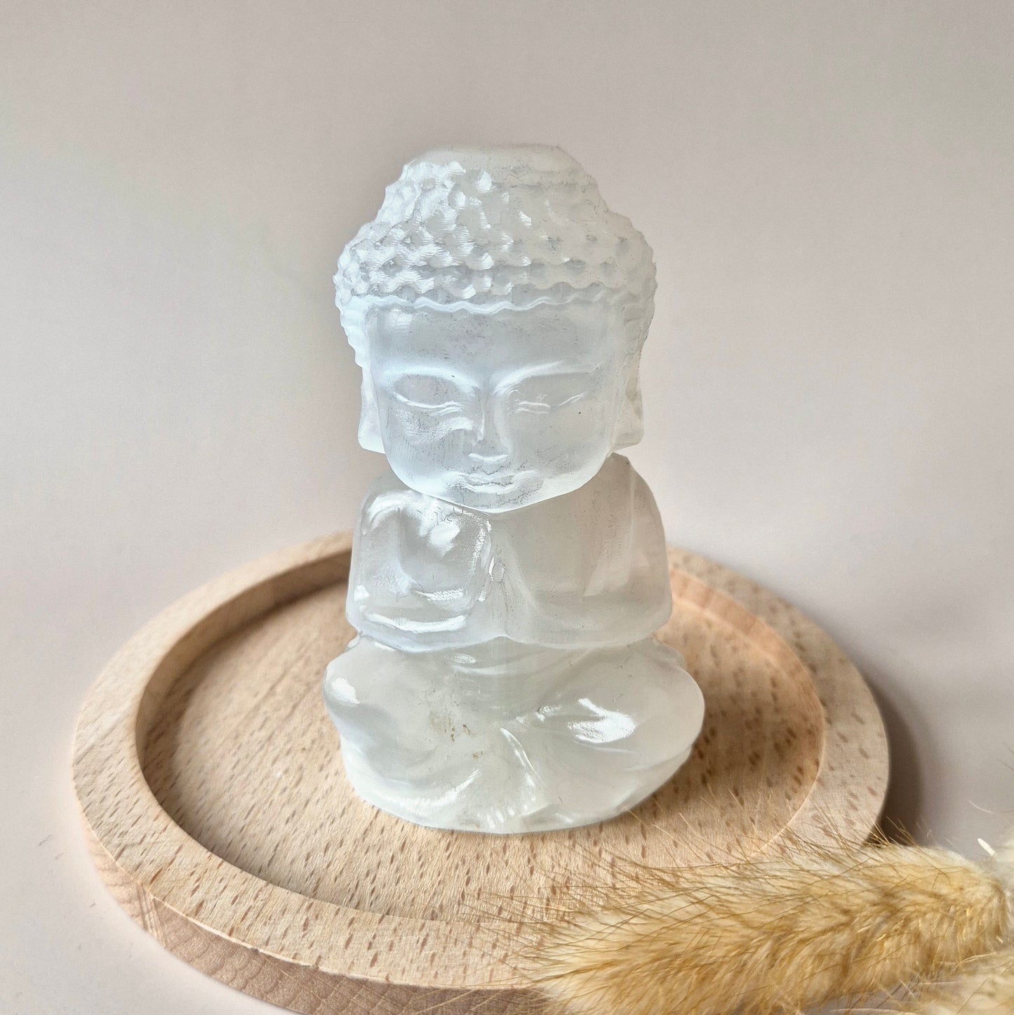Edelsteen Seleniet Boeddha 10cm – Zuivering & Spirituele Bescherming