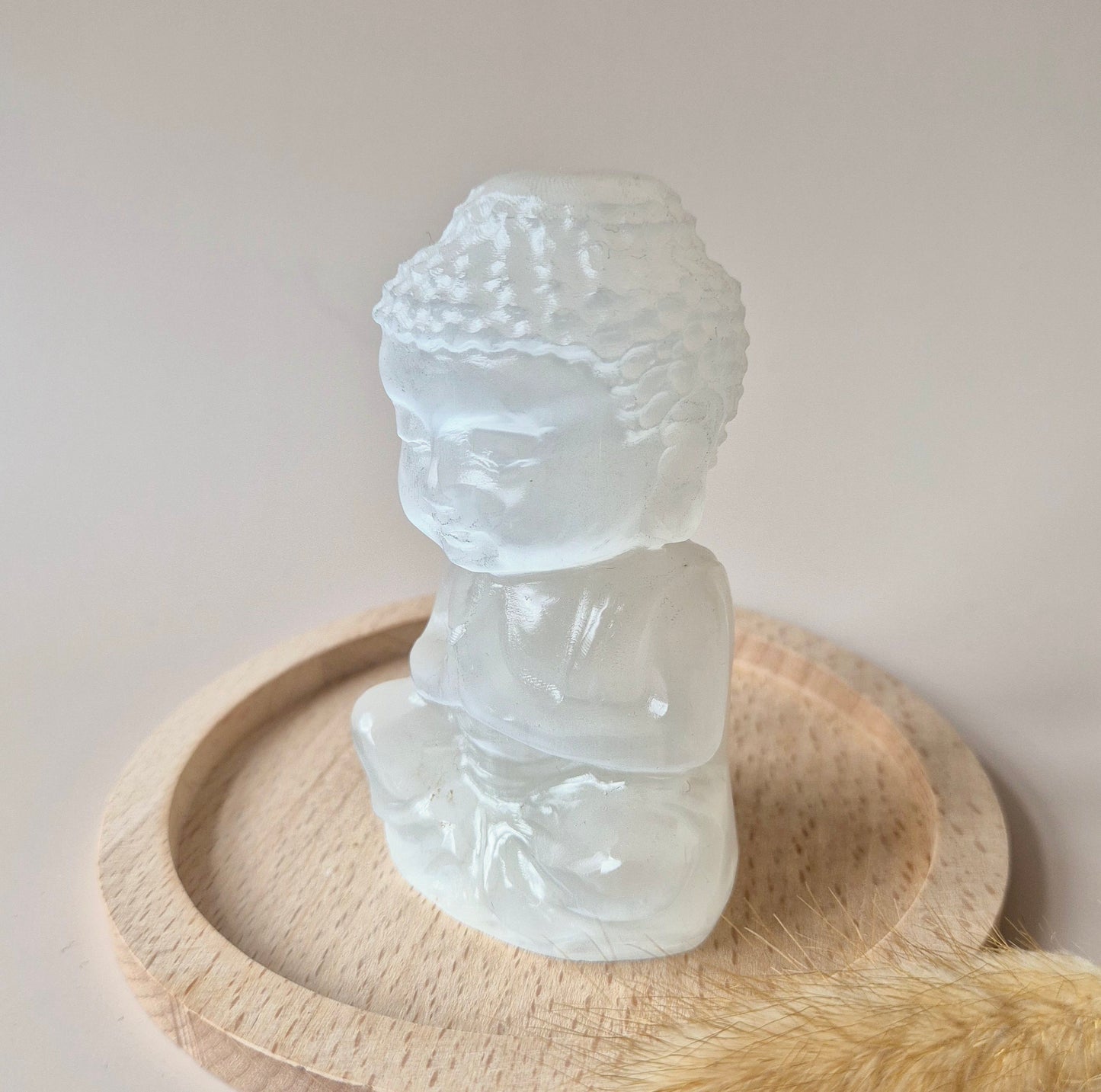 Edelsteen Seleniet Boeddha 10cm – Zuivering & Spirituele Bescherming