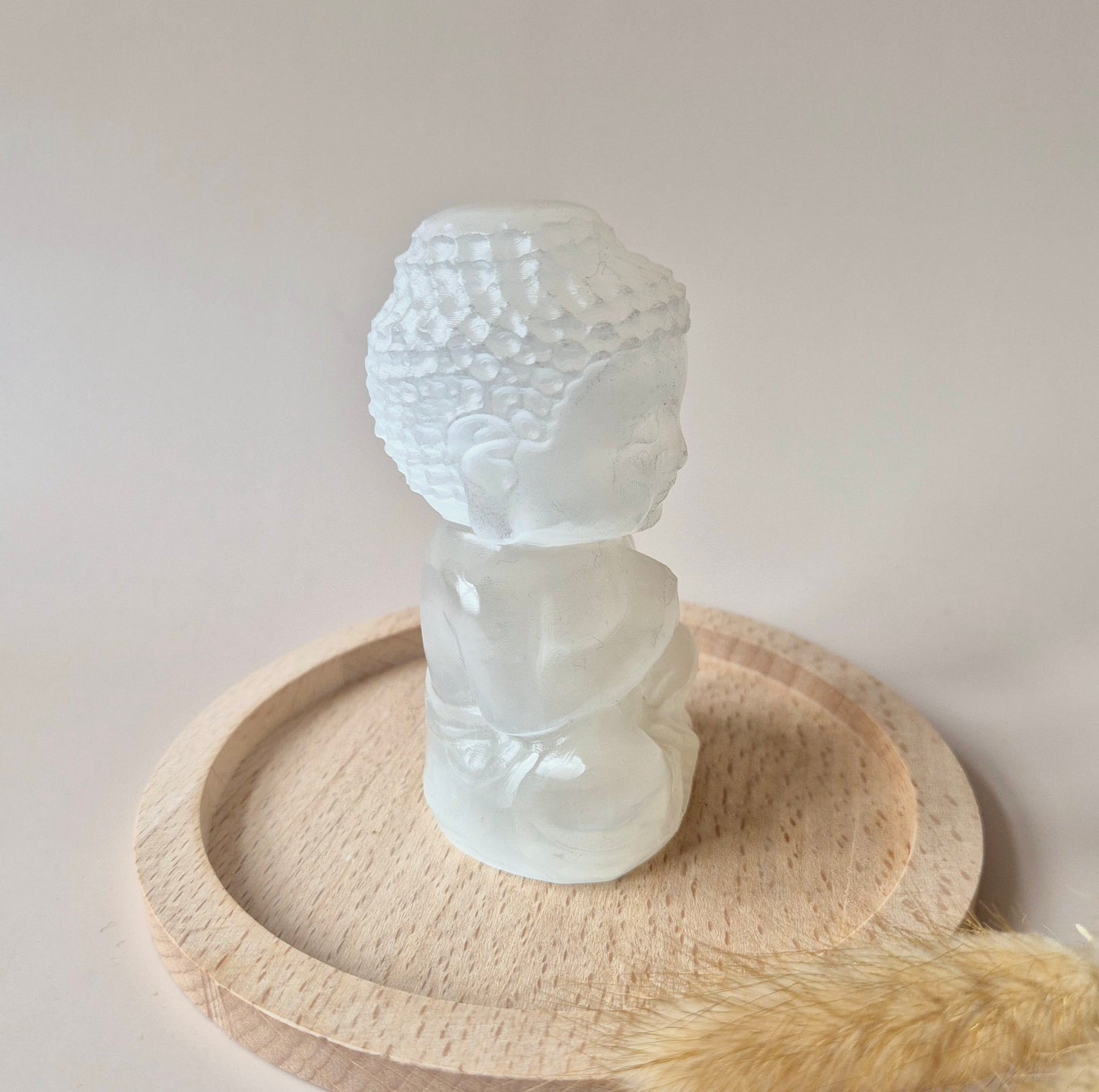 Edelsteen Seleniet Boeddha 10cm – Zuivering & Spirituele Bescherming