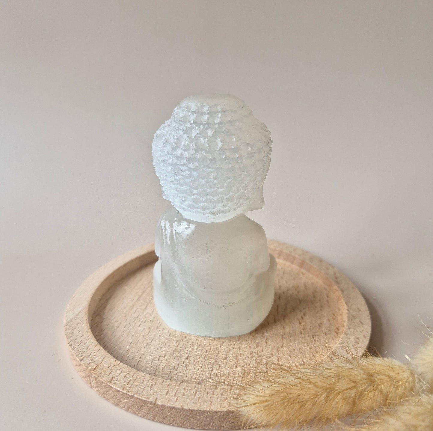 Edelsteen Seleniet Boeddha 10cm – Zuivering & Spirituele Bescherming