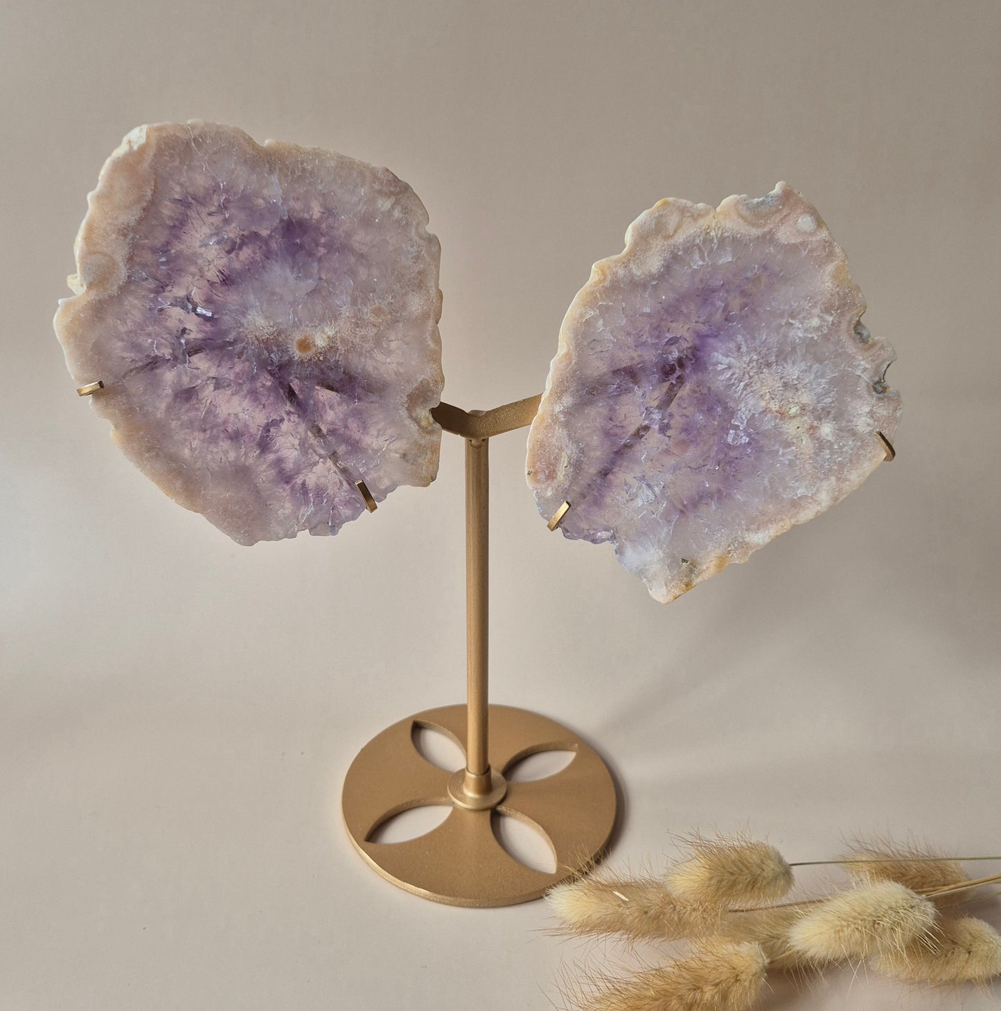 Große Flügel aus rosa Drusen-Amethyst-Edelstein auf goldenem Metallständer – Nr. 3