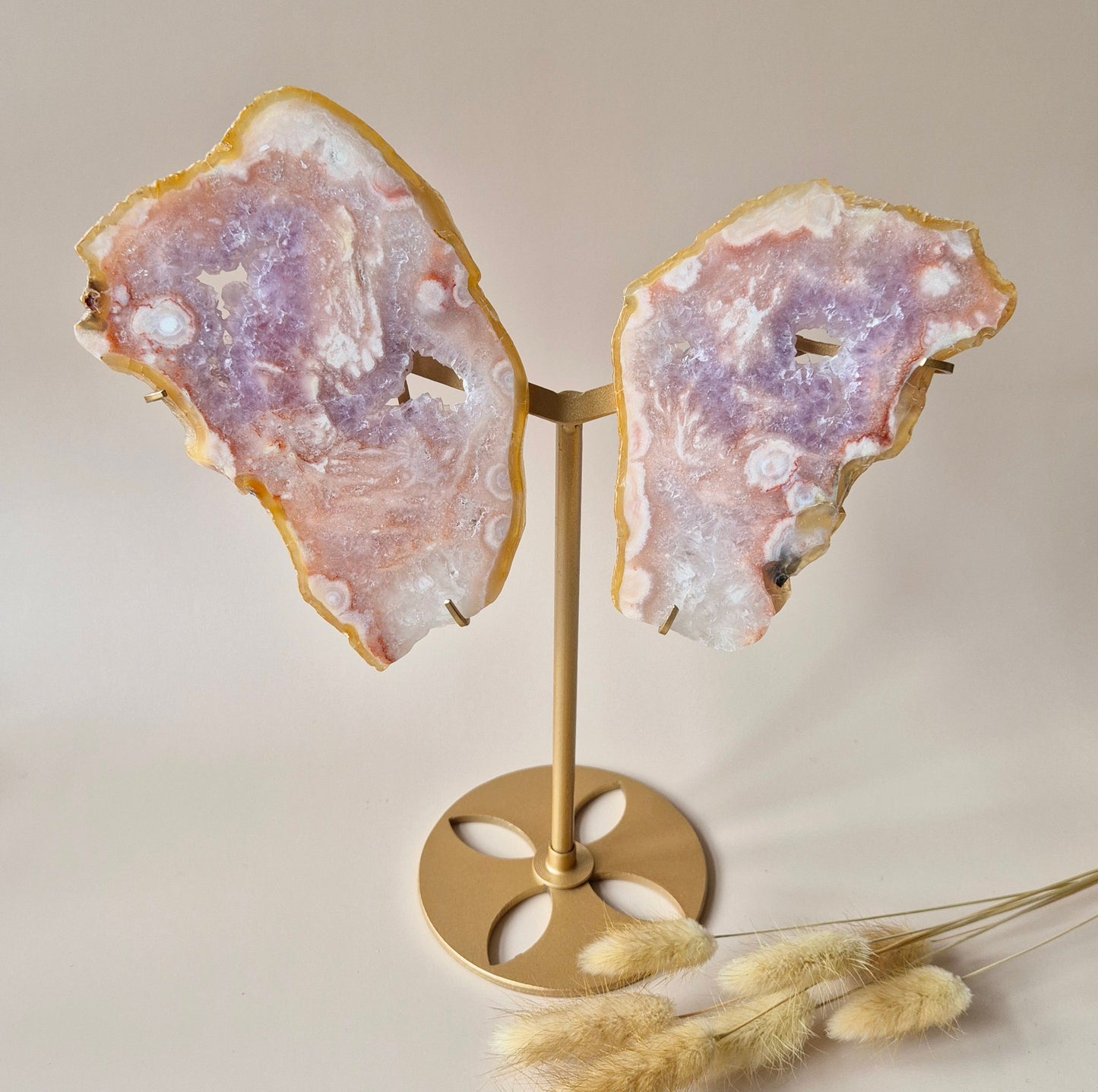 Große Flügel aus rosa Druzy-Amethyst-Edelstein auf goldenem Metallständer – Nr. 5