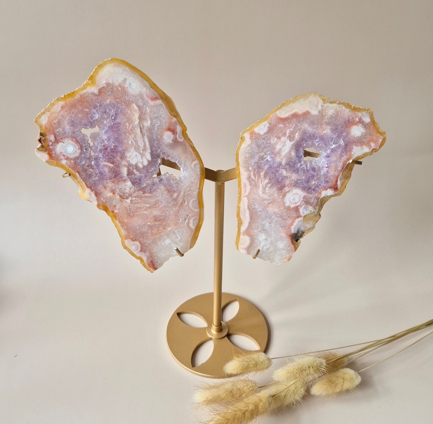 Große Flügel aus rosa Druzy-Amethyst-Edelstein auf goldenem Metallständer – Nr. 5