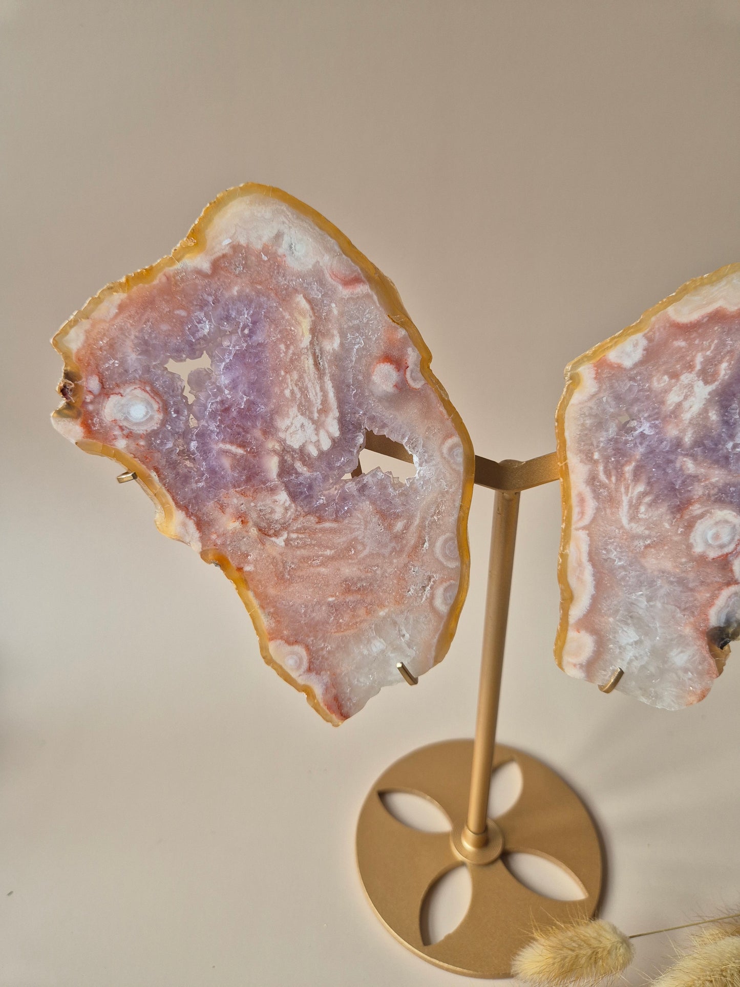 Große Flügel aus rosa Druzy-Amethyst-Edelstein auf goldenem Metallständer – Nr. 5