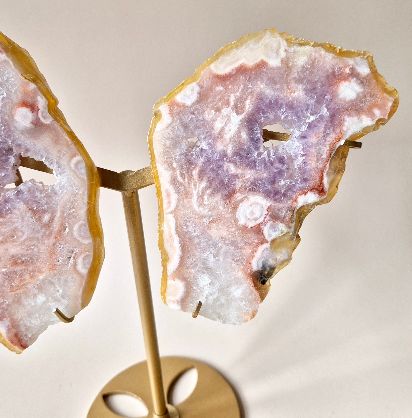 Große Flügel aus rosa Druzy-Amethyst-Edelstein auf goldenem Metallständer – Nr. 5