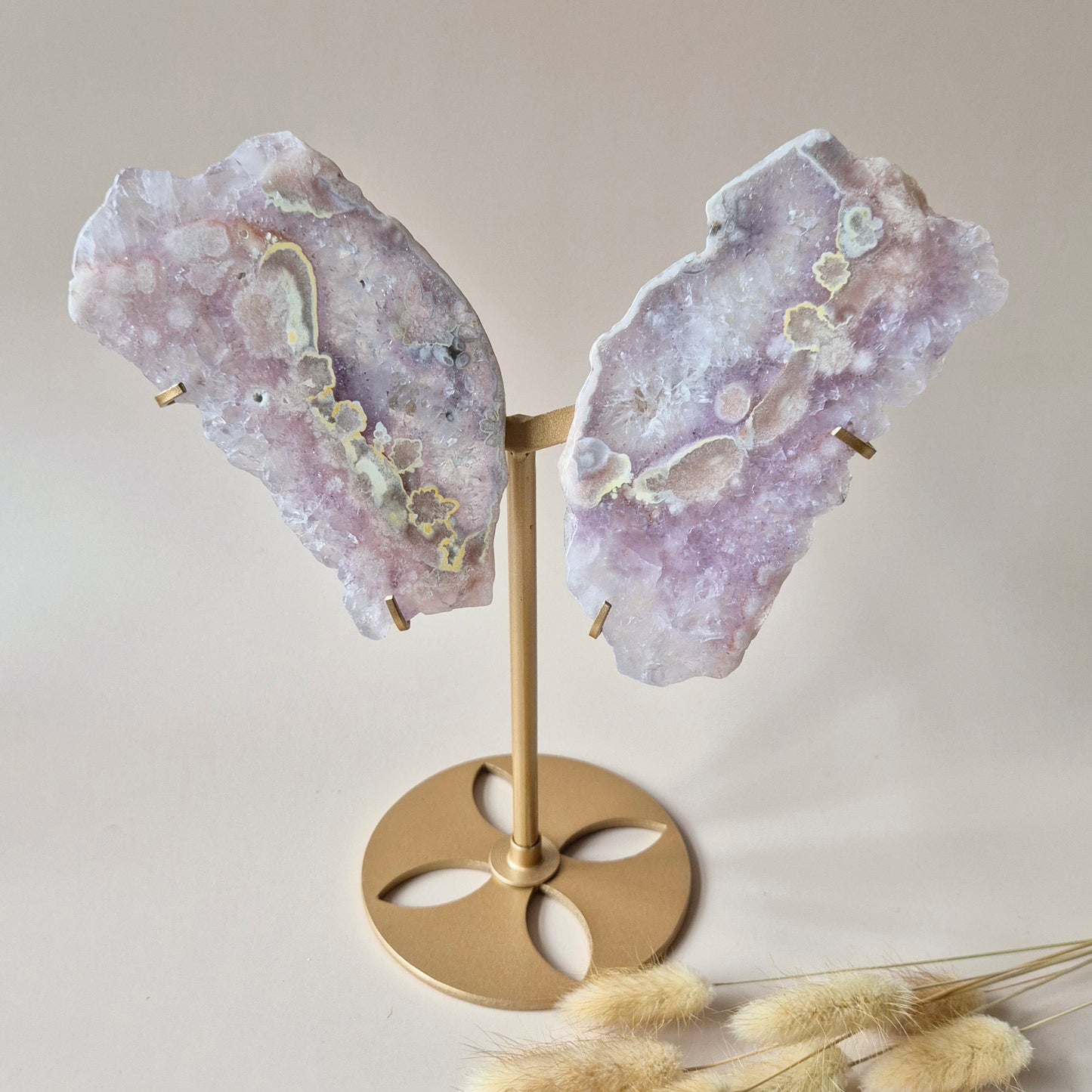 Große Flügel aus rosafarbenem Druzy-Amethyst-Edelstein auf goldenem Metallständer – Nr. 6