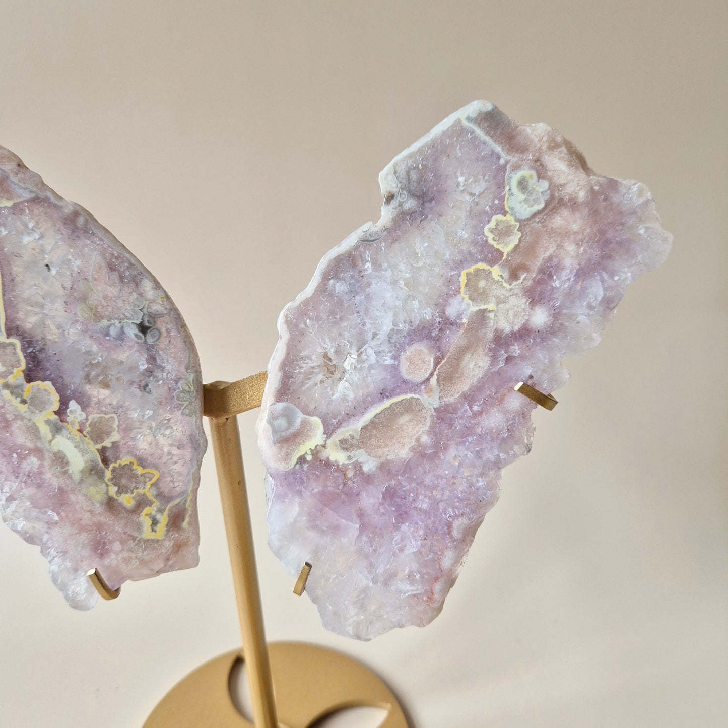 Große Flügel aus rosafarbenem Druzy-Amethyst-Edelstein auf goldenem Metallständer – Nr. 6