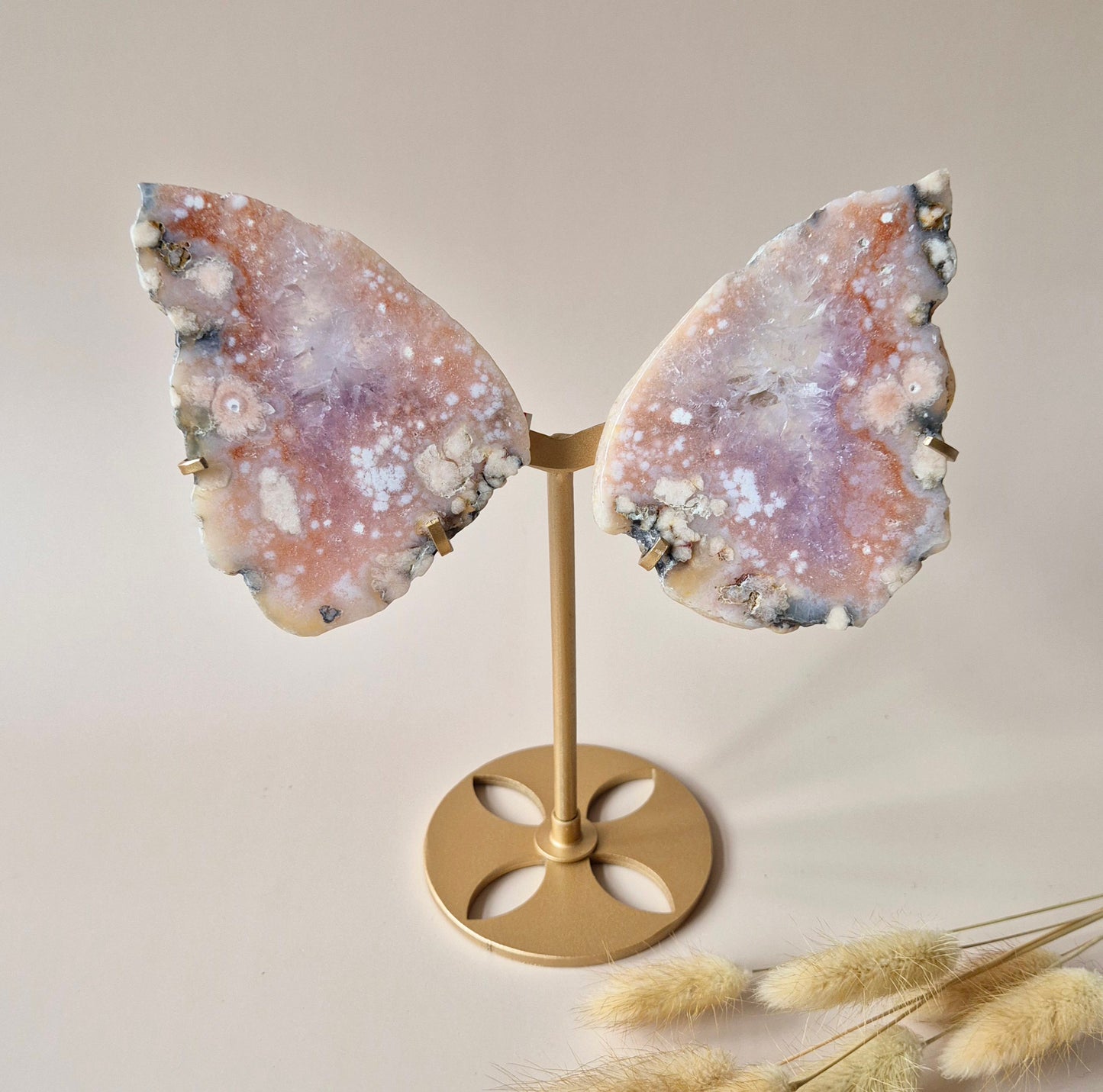 Große Flügel aus rosafarbenem Druzy-Amethyst-Edelstein auf goldenem Metallständer – Nr. 8