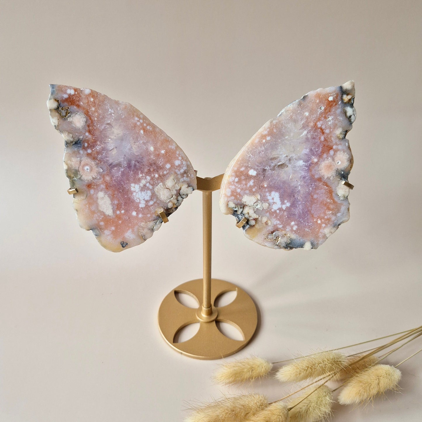 Große Flügel aus rosafarbenem Druzy-Amethyst-Edelstein auf goldenem Metallständer – Nr. 8