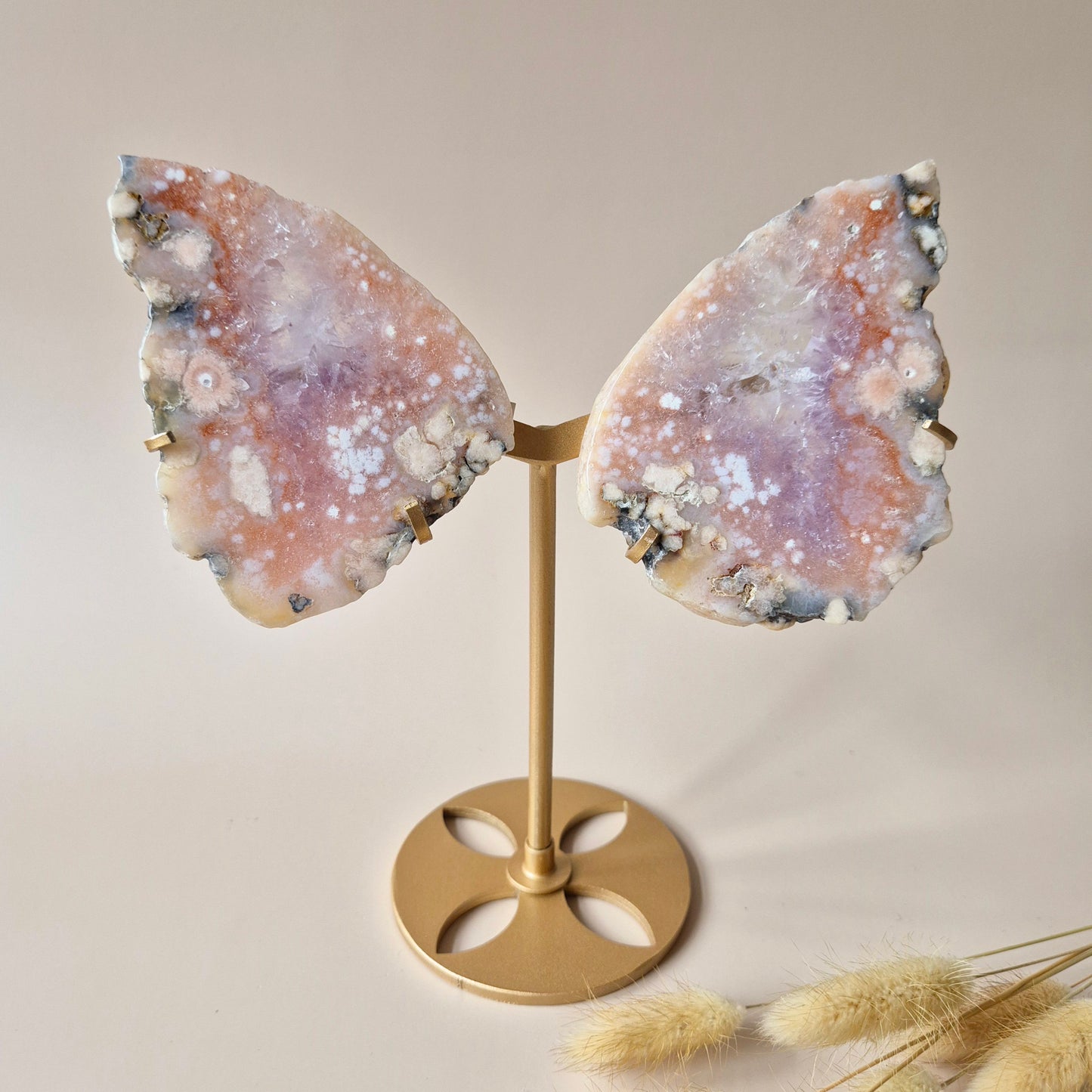 Große Flügel aus rosafarbenem Druzy-Amethyst-Edelstein auf goldenem Metallständer – Nr. 8