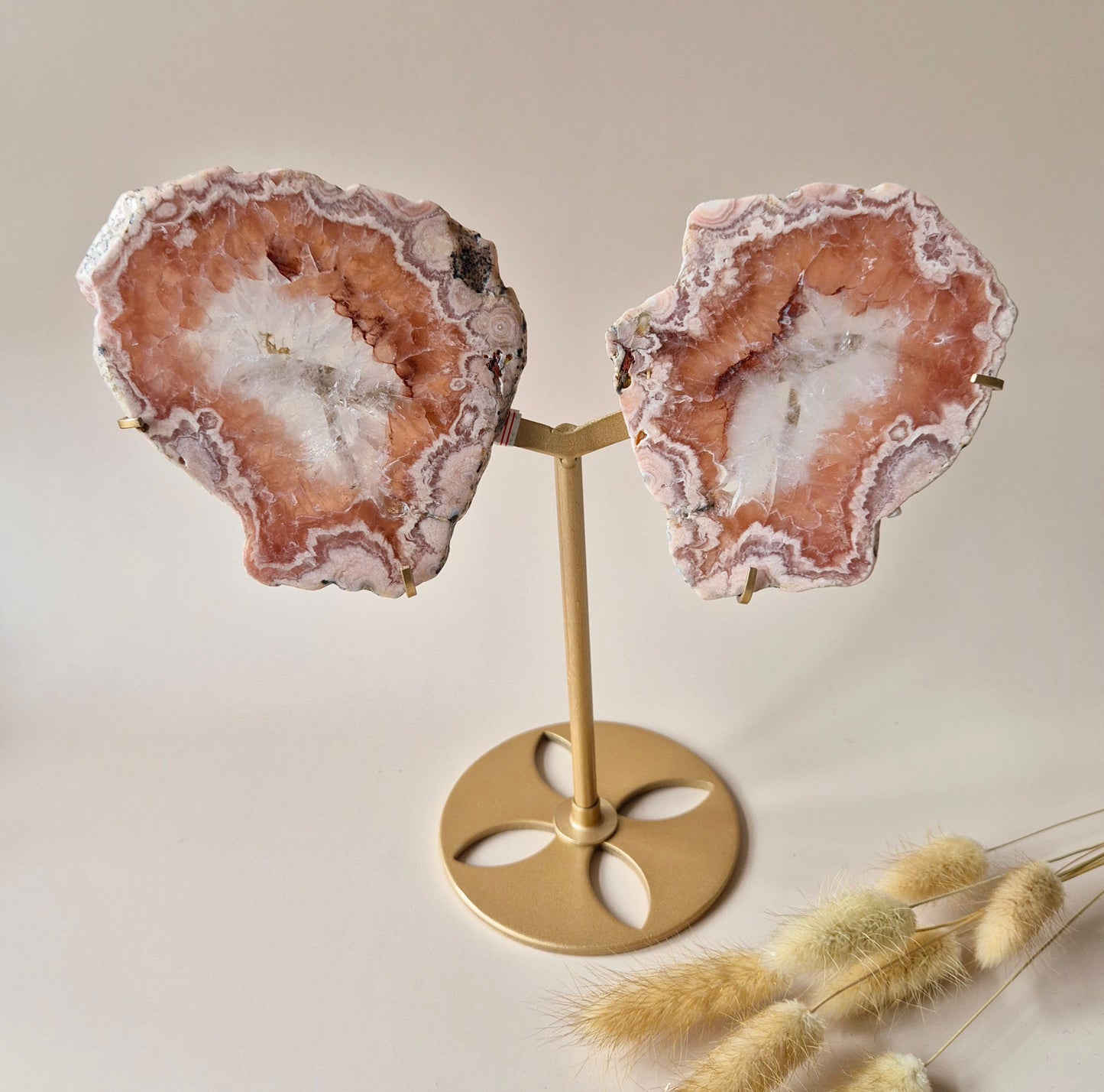 Große Flügel aus rosafarbenem Druzy-Amethyst-Edelstein auf goldenem Metallständer – Nr. 9