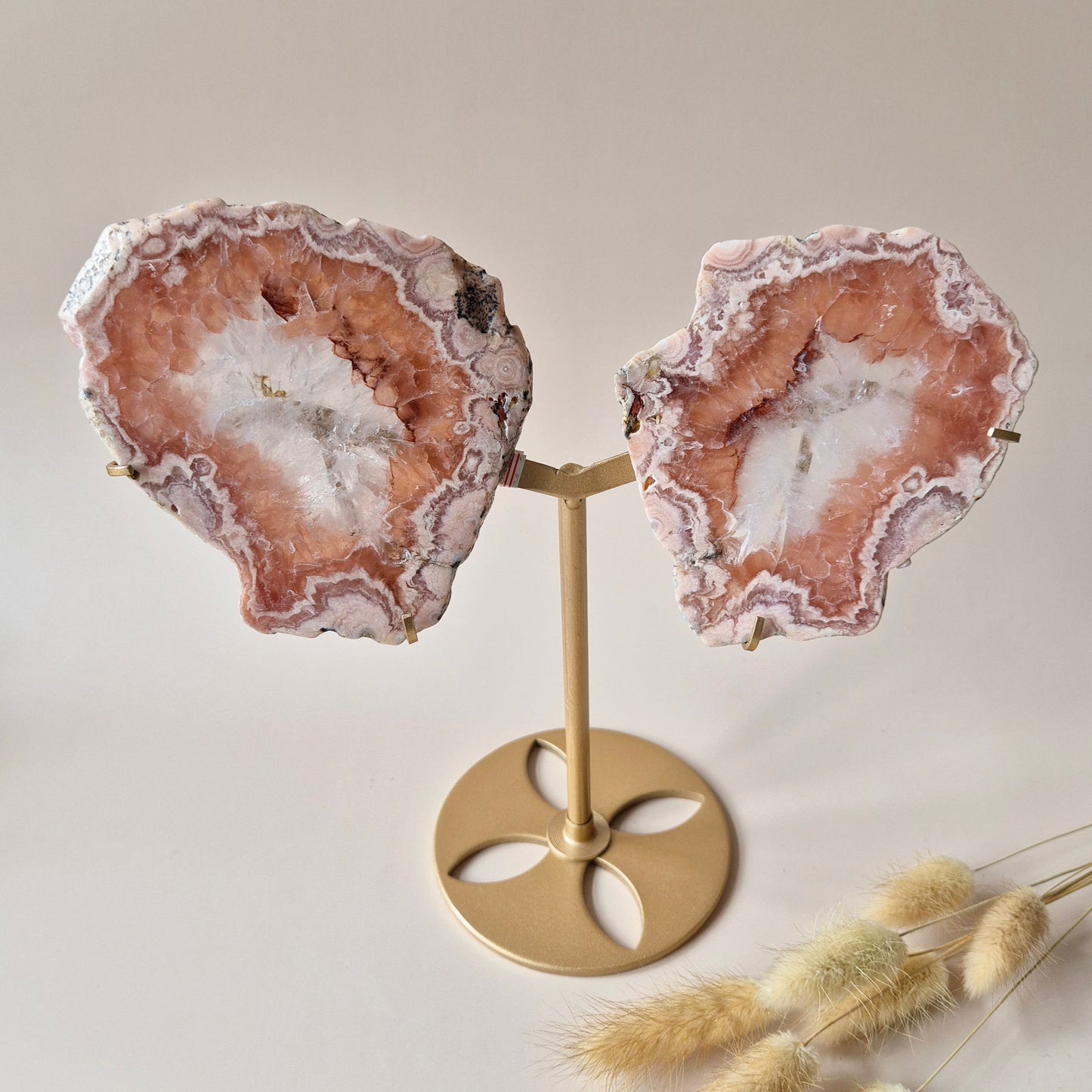 Große Flügel aus rosafarbenem Druzy-Amethyst-Edelstein auf goldenem Metallständer – Nr. 9