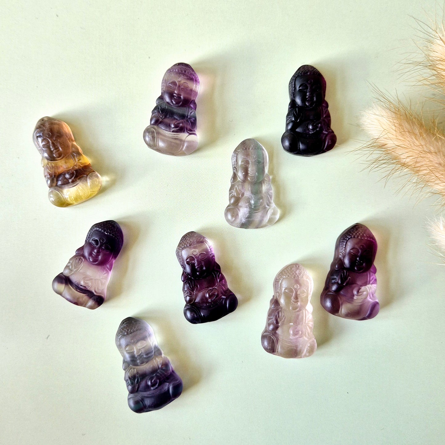 Einzigartiger Edelstein-Buddha aus Regenbogenfluorit (3 cm) – Taschenstein für Weisheit, Konzentration und Schutz