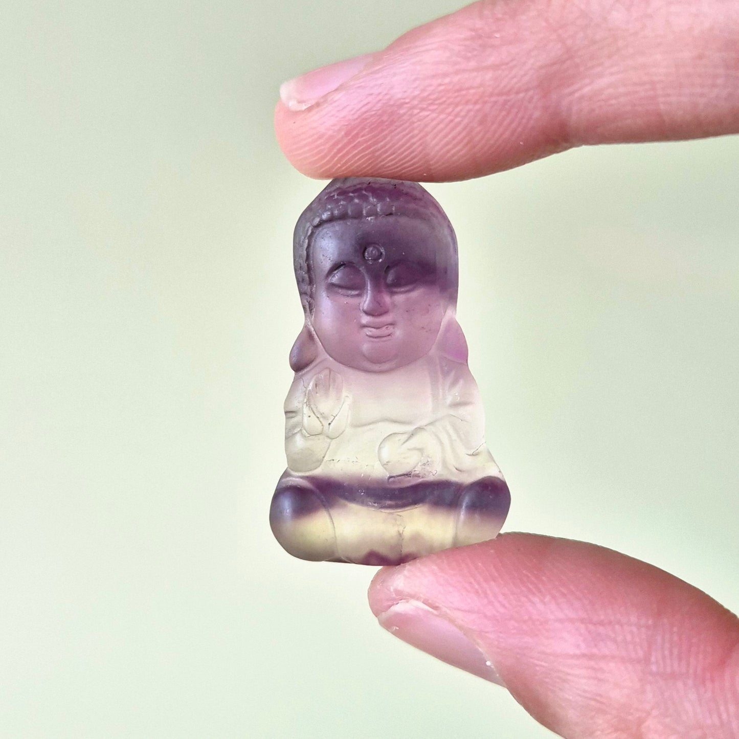 Einzigartiger Edelstein-Buddha aus Regenbogenfluorit (3 cm) – Taschenstein für Weisheit, Konzentration und Schutz