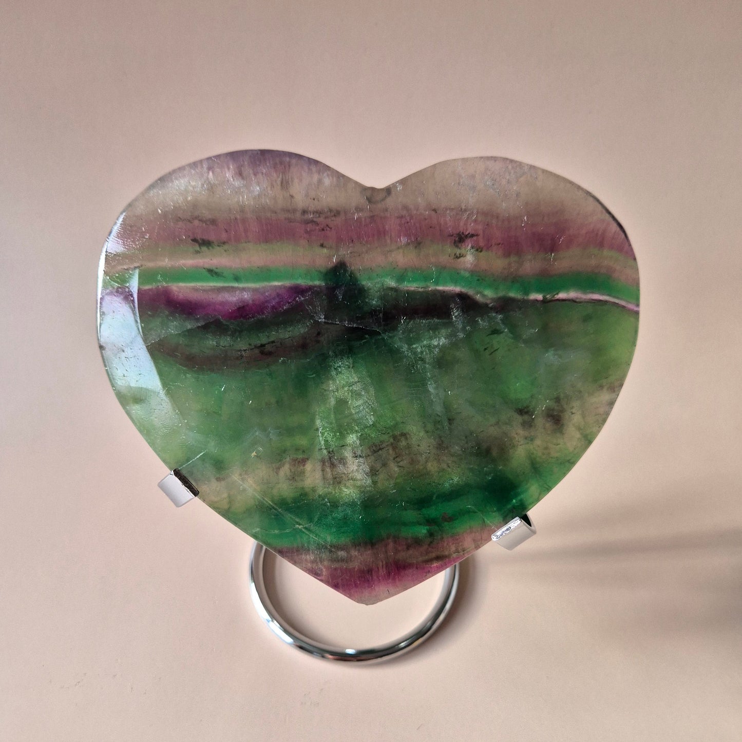 XL Großes Regenbogenfluorit-Herz inklusive Metallständer – Nr. 2. 14 x 12,5 cm, 583 Gramm