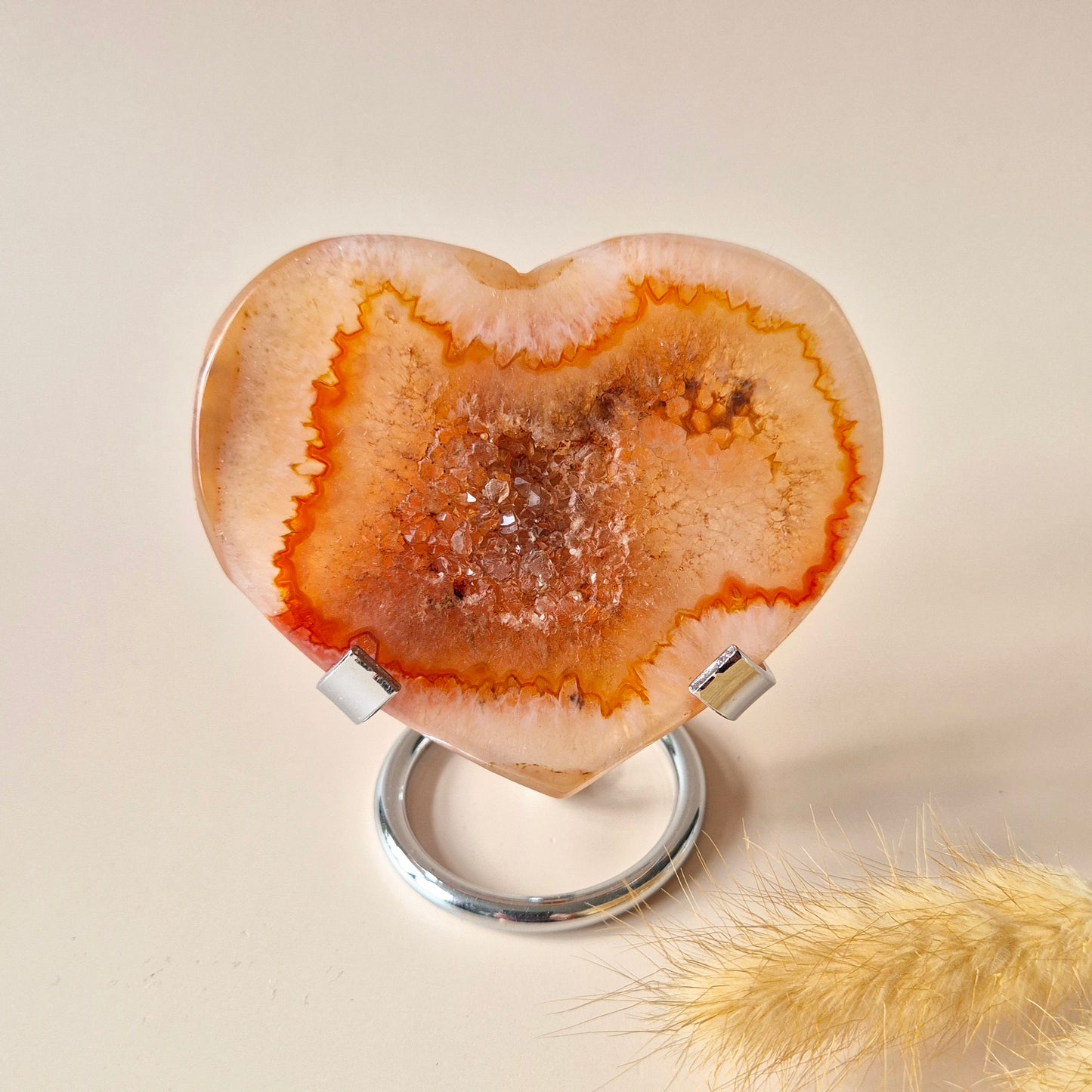 Edelstein Karneol Druzy Herz auf Ständer Nr. 1 124 g – Leidenschaft, Kraft & funkelnde Energie