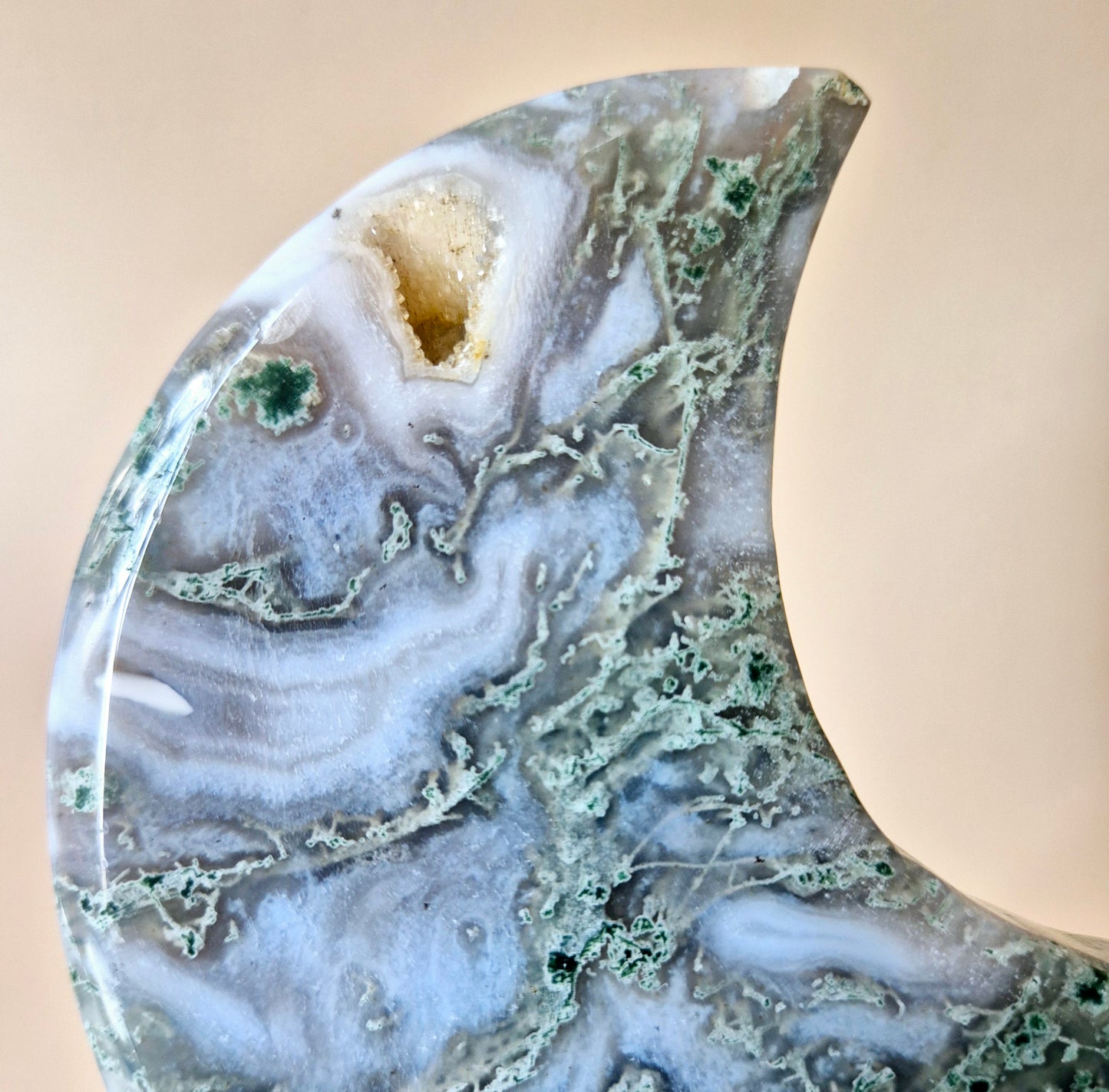 XL Edelsteen Mosagaat Maan op Standaard (Druzy & Patronen) #145 - 410g 13cm
