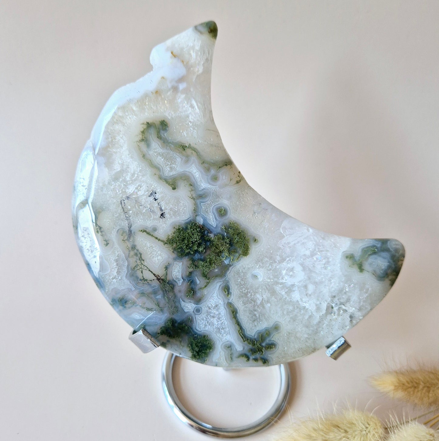 XL Edelsteen Mosagaat Maan op Standaard (Druzy & Patronen) #153 - 288g 13cm