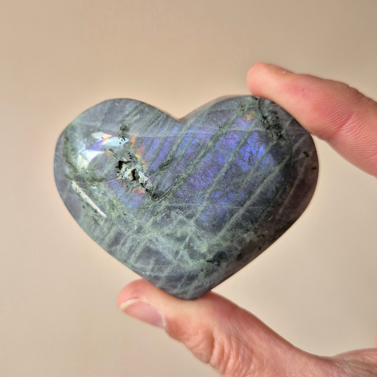 Edelsteen Paarse Labradoriet Hart Palmsteen – Intuïtie, Bescherming & Mystieke Kracht