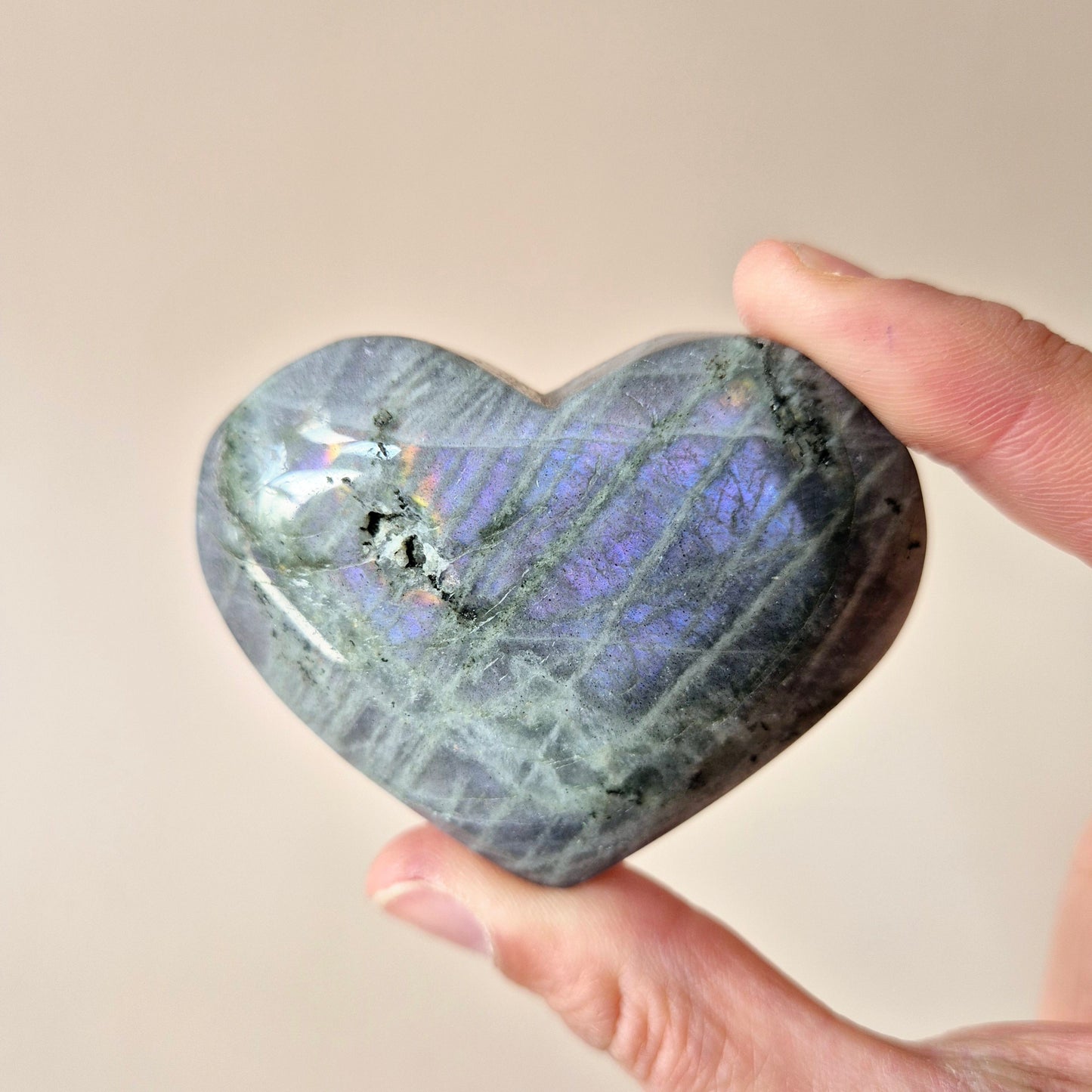 Edelsteen Paarse Labradoriet Hart Palmsteen – Intuïtie, Bescherming & Mystieke Kracht
