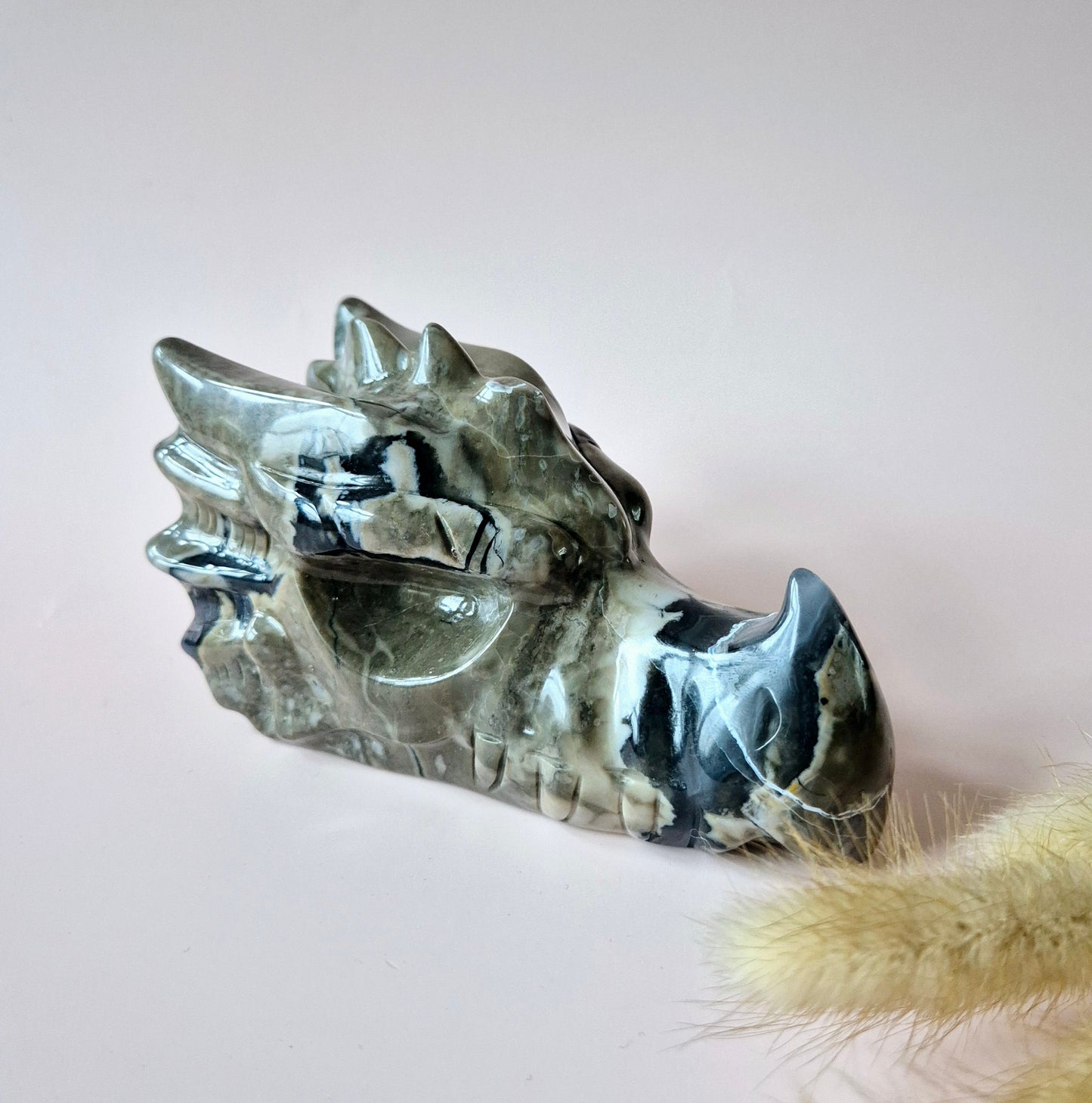 Edelstein UV-reaktiver Vulkanachat-Drachenschädel – 600 g | Mystische Energie & spiritueller Schutz