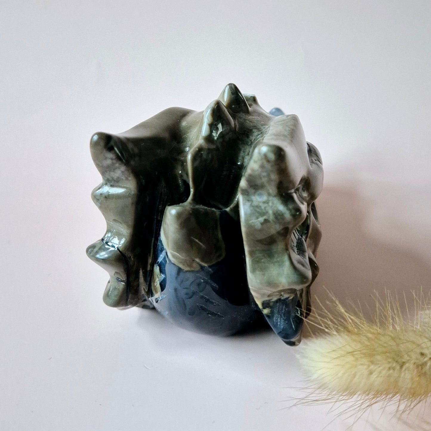 Edelstein UV-reaktiver Vulkanachat-Drachenschädel – 600 g | Mystische Energie & spiritueller Schutz